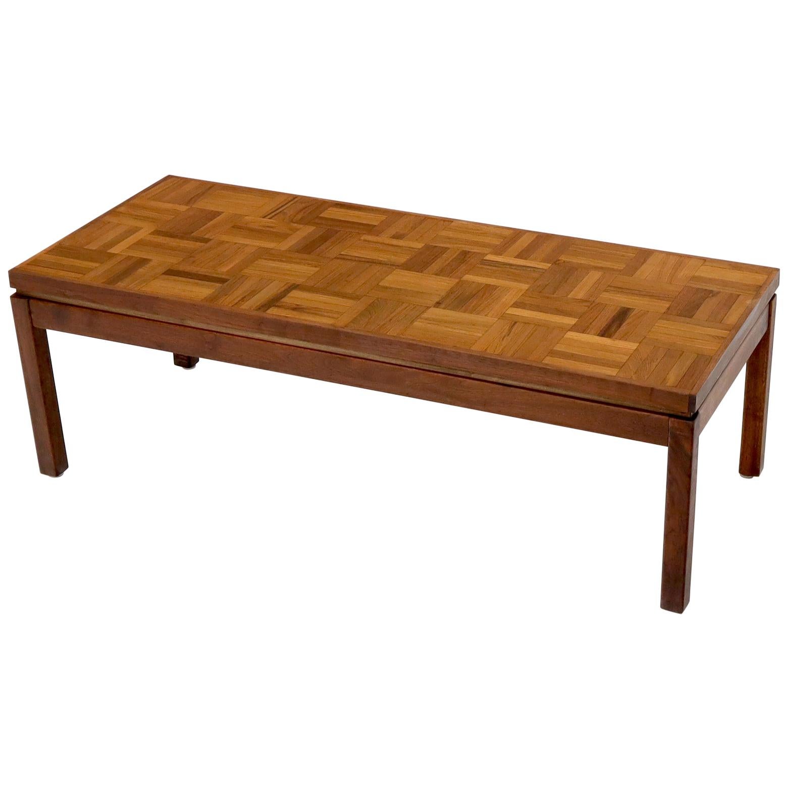 Table basse rectangulaire à plateau en parquet en noyer huilé