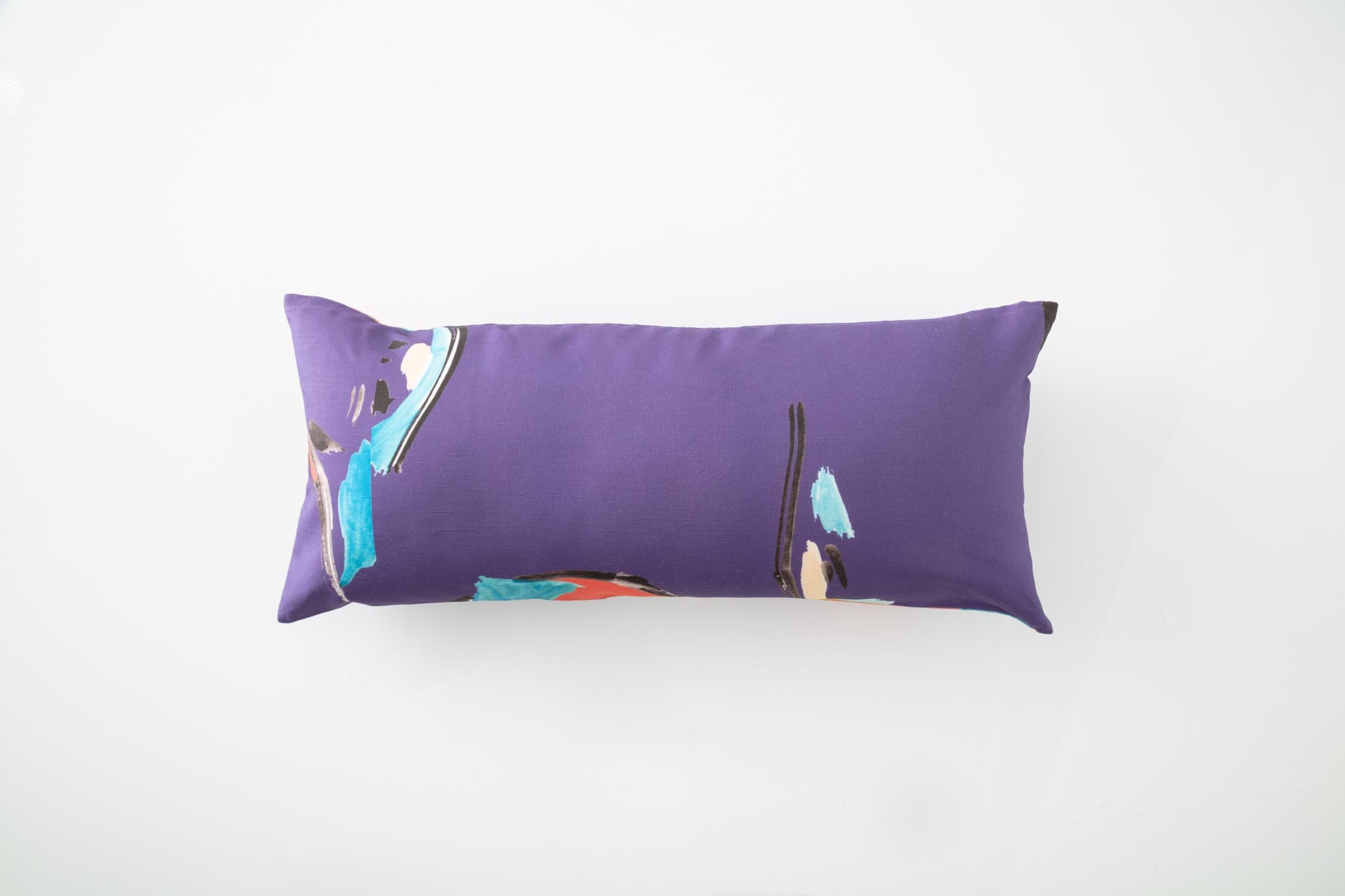L'oreiller Rectangle Purple Pod est imprimé numériquement avec une aquarelle originale de Naomi Clark. Chaque pièce de la collection d'imprimés abstraits et richement colorés de Clark pour Fort Makers ajoute beauté, art et confort à la