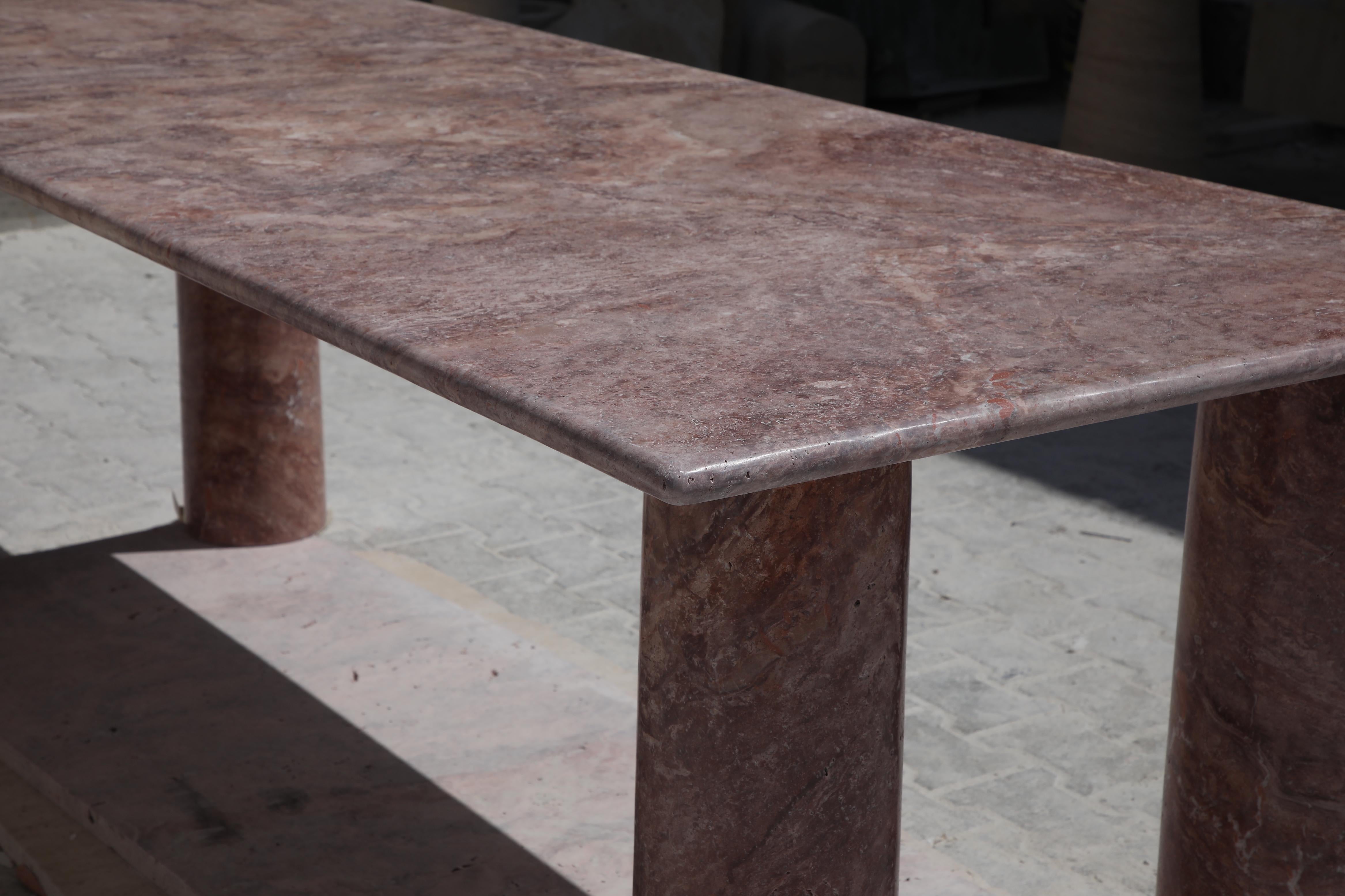 Mid-Century moderno Tavolo da pranzo rettangolare in travertino rosso con gambe a colonna - stile Mario Bellini in vendita