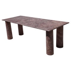 Mesa de comedor rectangular de travertino rojo con patas de columna - estilo de Mario Bellini