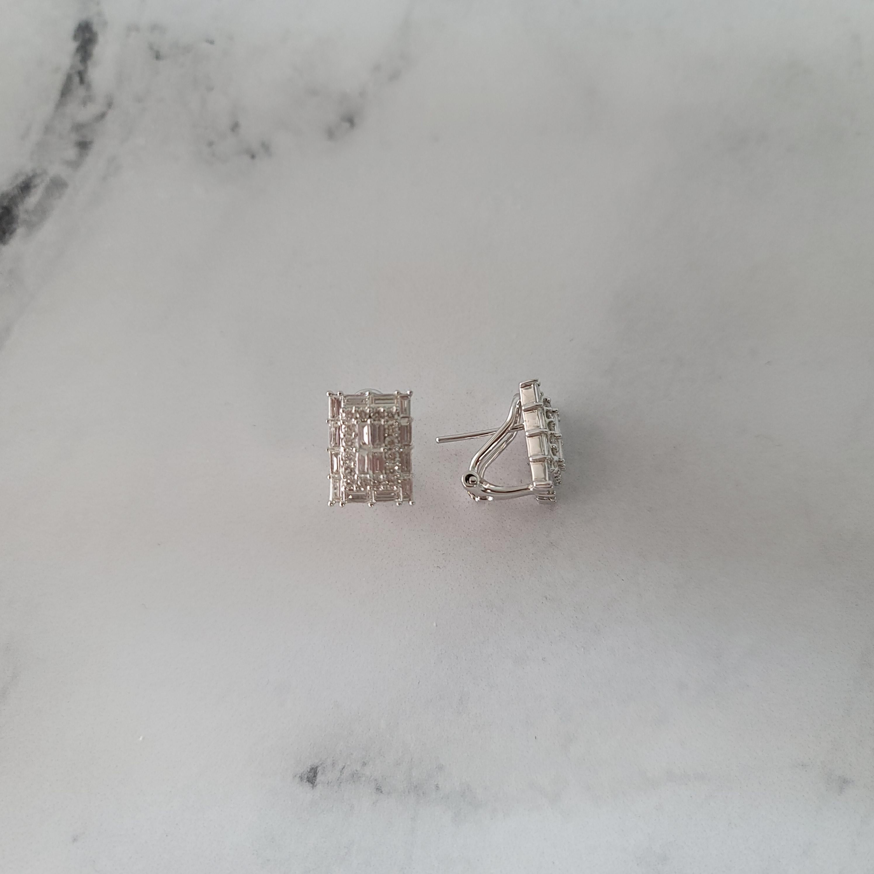 Orecchini a grappolo con diamanti rotondi e baguette a rettangolo 2,92cttw in oro bianco 18k In condizioni Nuovo in vendita a Sugar Land, TX