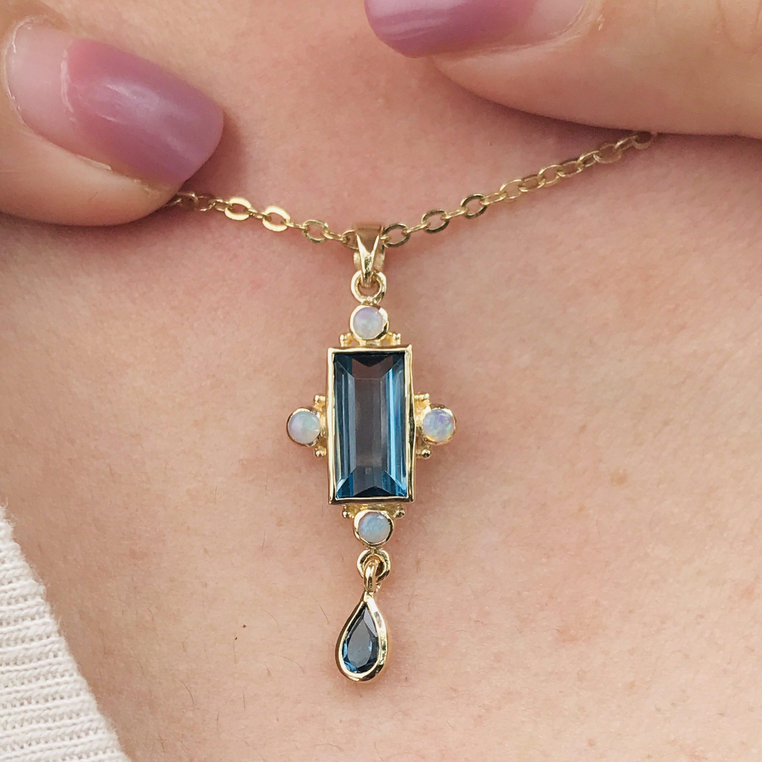 Rechteckige Form Londoner Blautopas & weißer Opal Vintage Style 14K Gold Anhänger im Zustand „Neu“ im Angebot in Oakton, VA