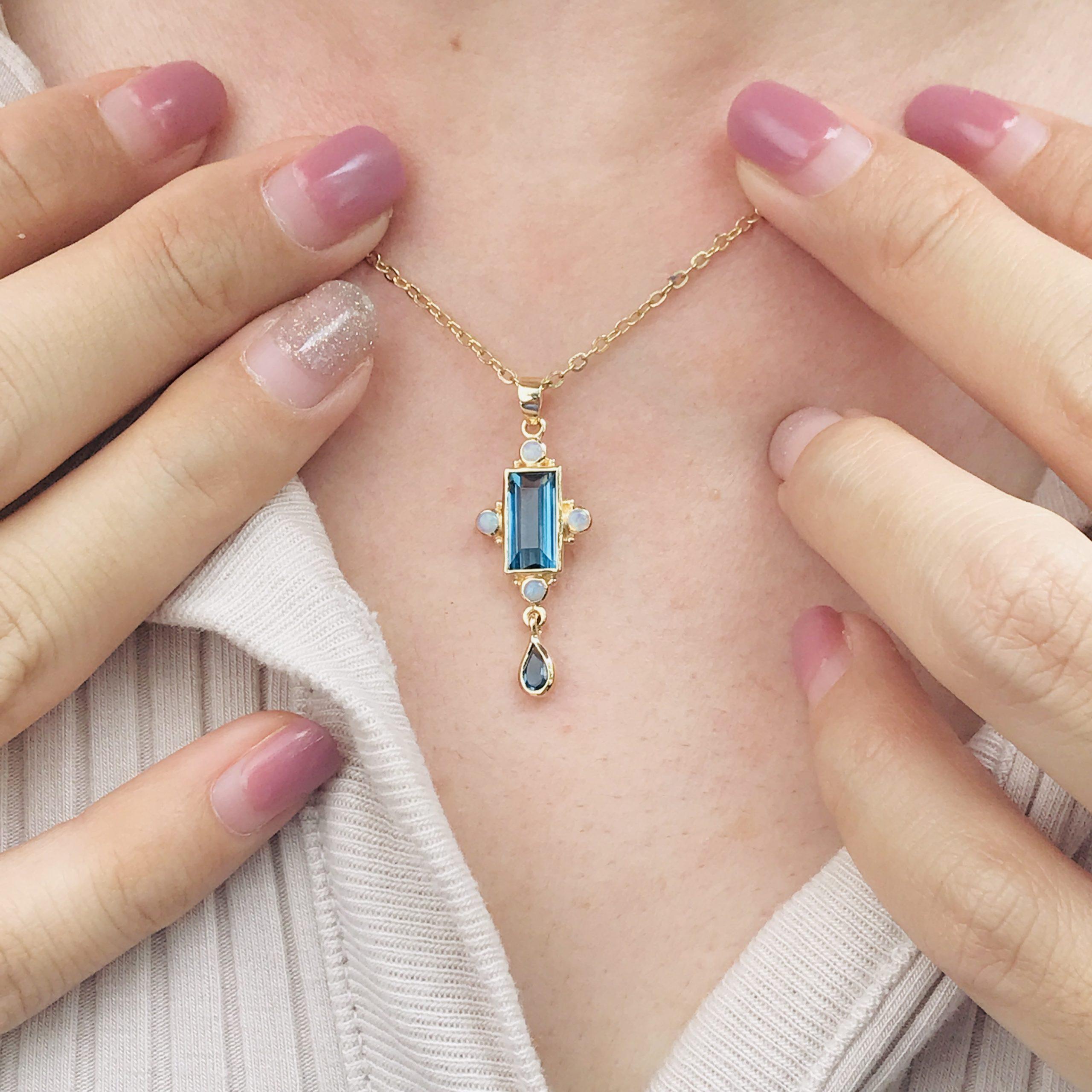 Rechteckige Form Londoner Blautopas & weißer Opal Vintage Style 14K Gold Anhänger Damen im Angebot