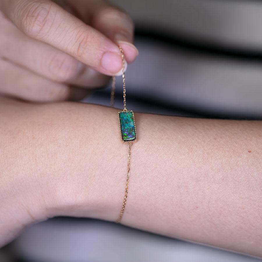 Arts and Crafts Bracciale Boulder Opale Australiano a forma di rettangolo in oro 18 carati in vendita