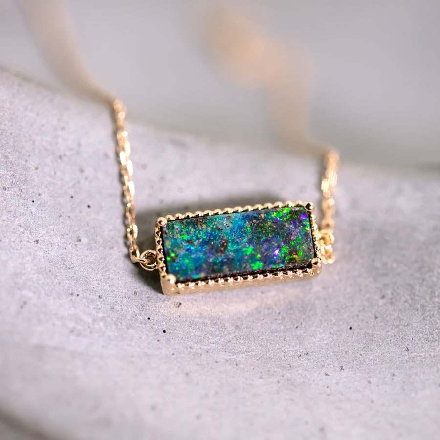 Taglio brillante Bracciale Boulder Opale Australiano a forma di rettangolo in oro 18 carati in vendita