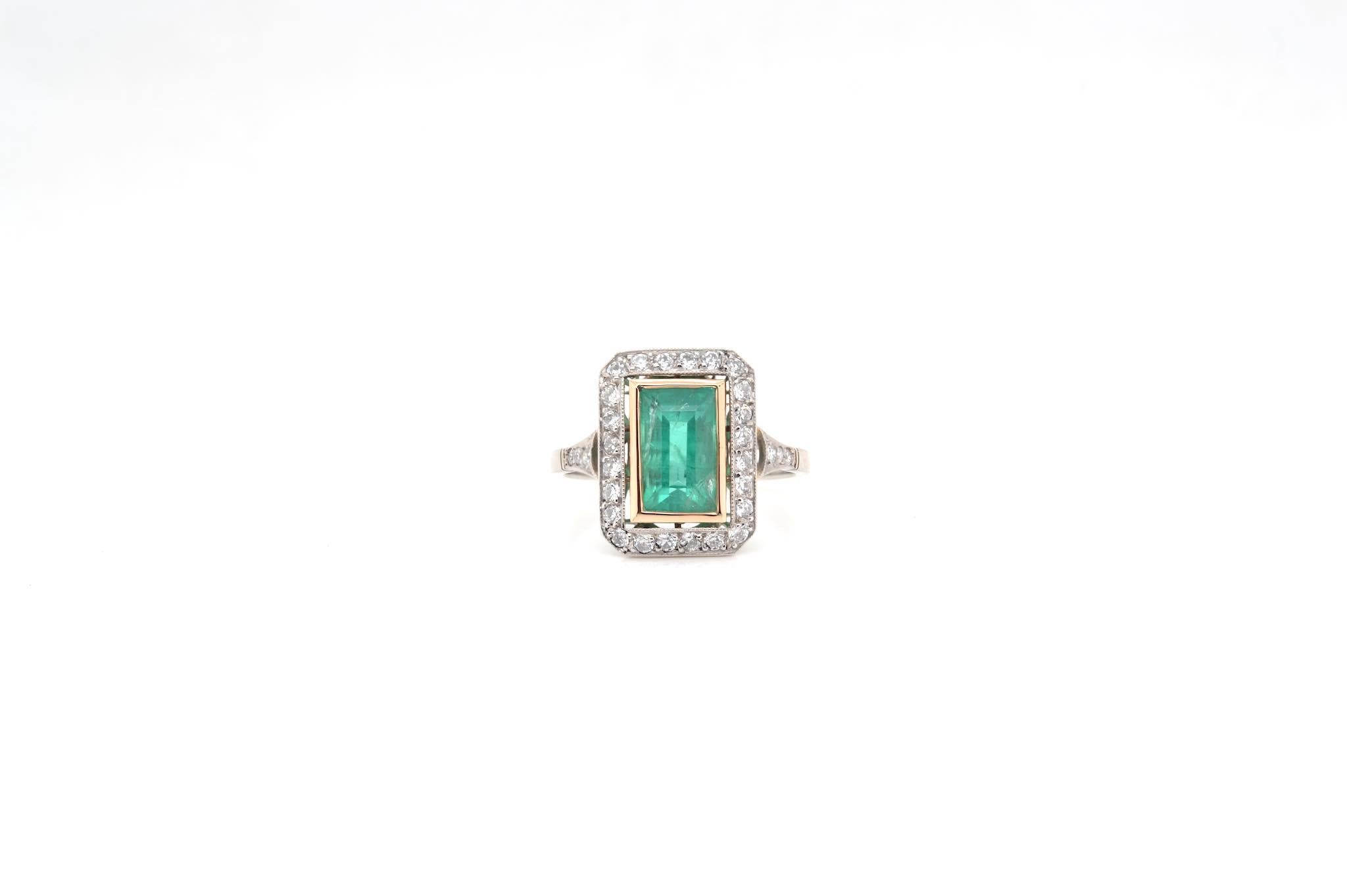Stones: 1.66 carat Emerald and diamonds
For a total weight of 0.30 carats.
Material: 18k yellow gold and platinum
Dimensions: 15 mm long over the shoulder
Weight: 3.9g
Size: 53 (free sizing)
Certificate
Referee. : 24221 / 24039