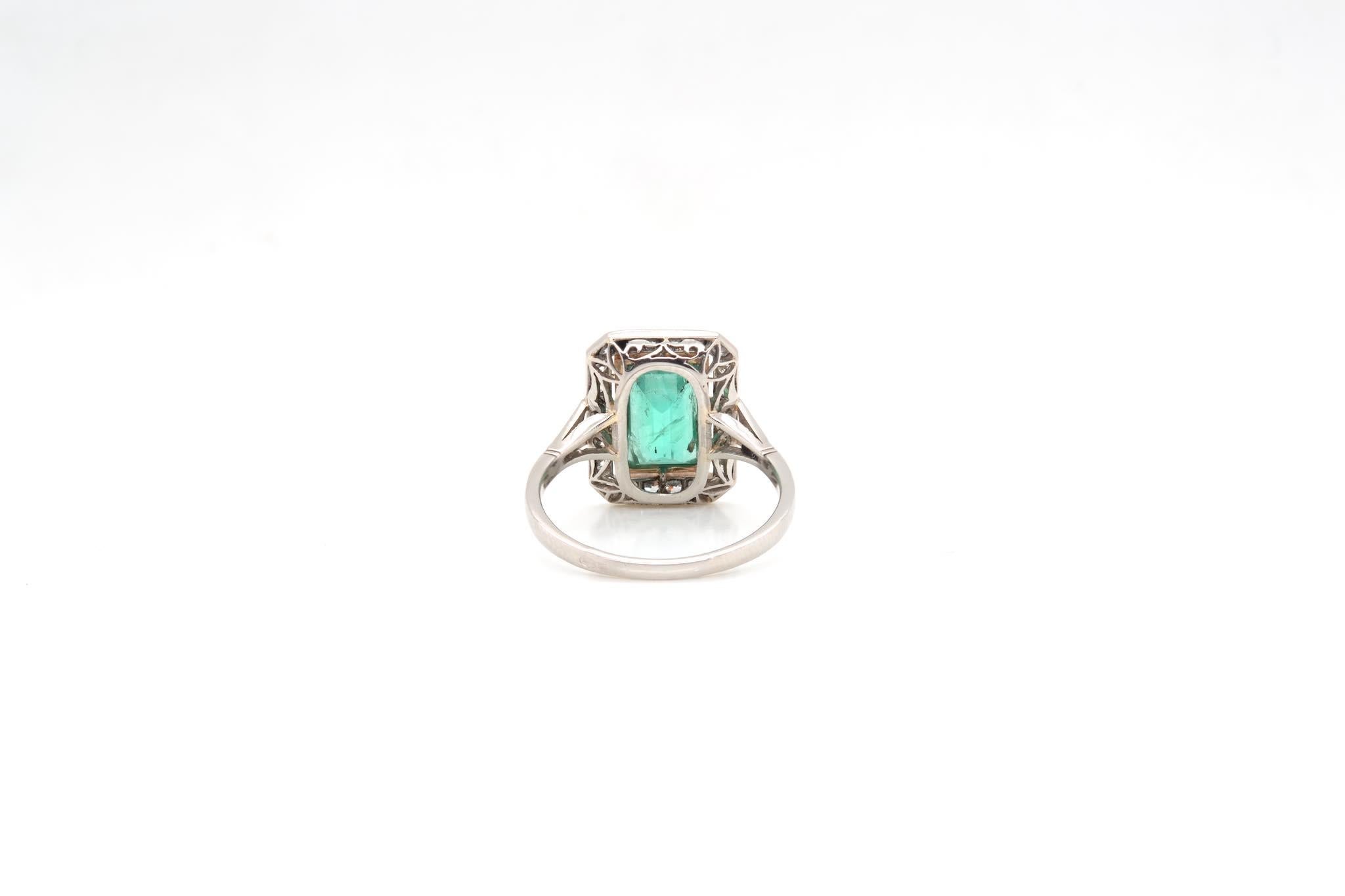 Rectangle shaped ring set with an emerald In Good Condition For Sale In PARIS, FR