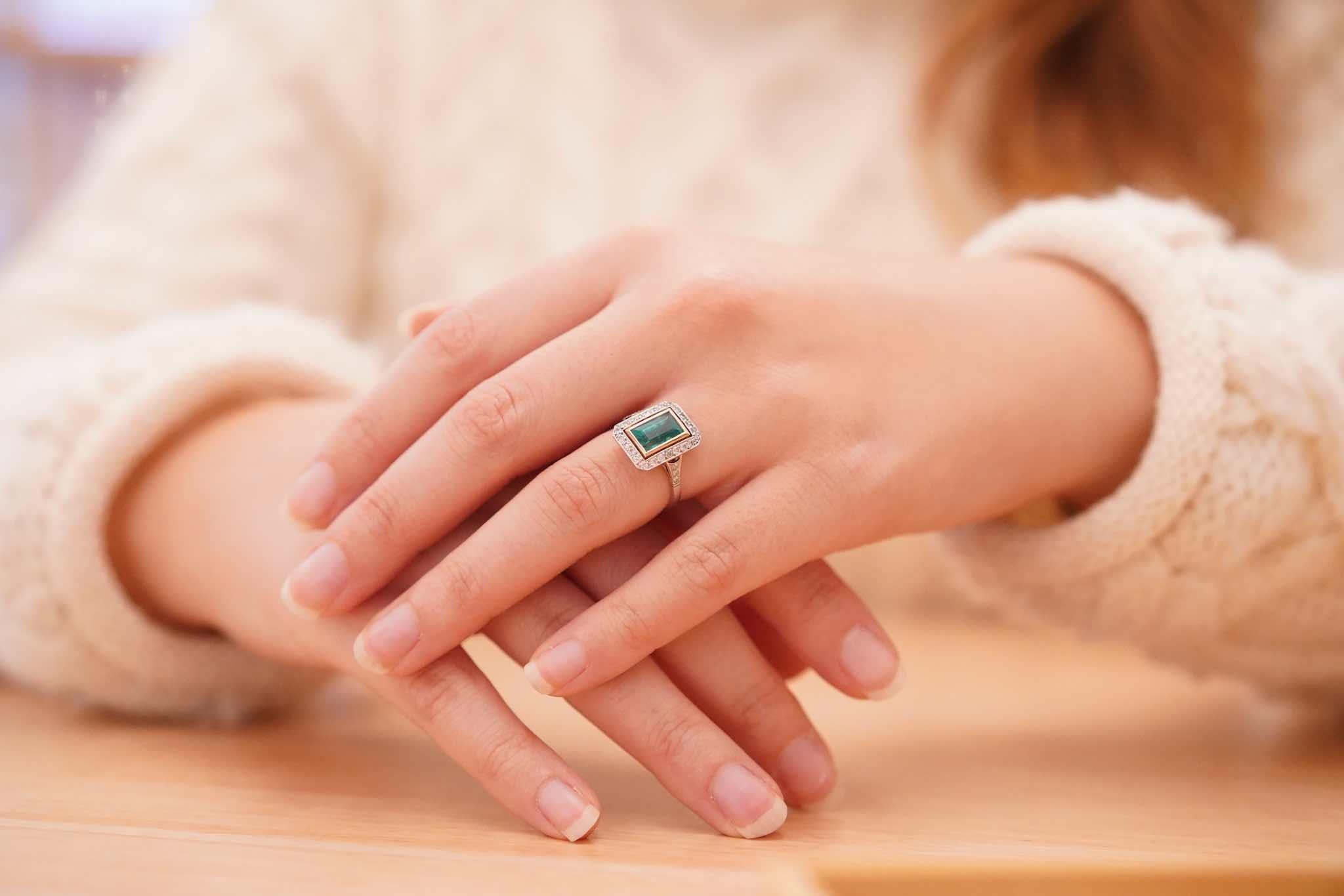 Rechteckiger geformter Ring mit Smaragd für Damen oder Herren im Angebot