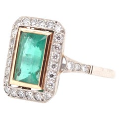 Retro Rectangle shaped ring set with an emerald