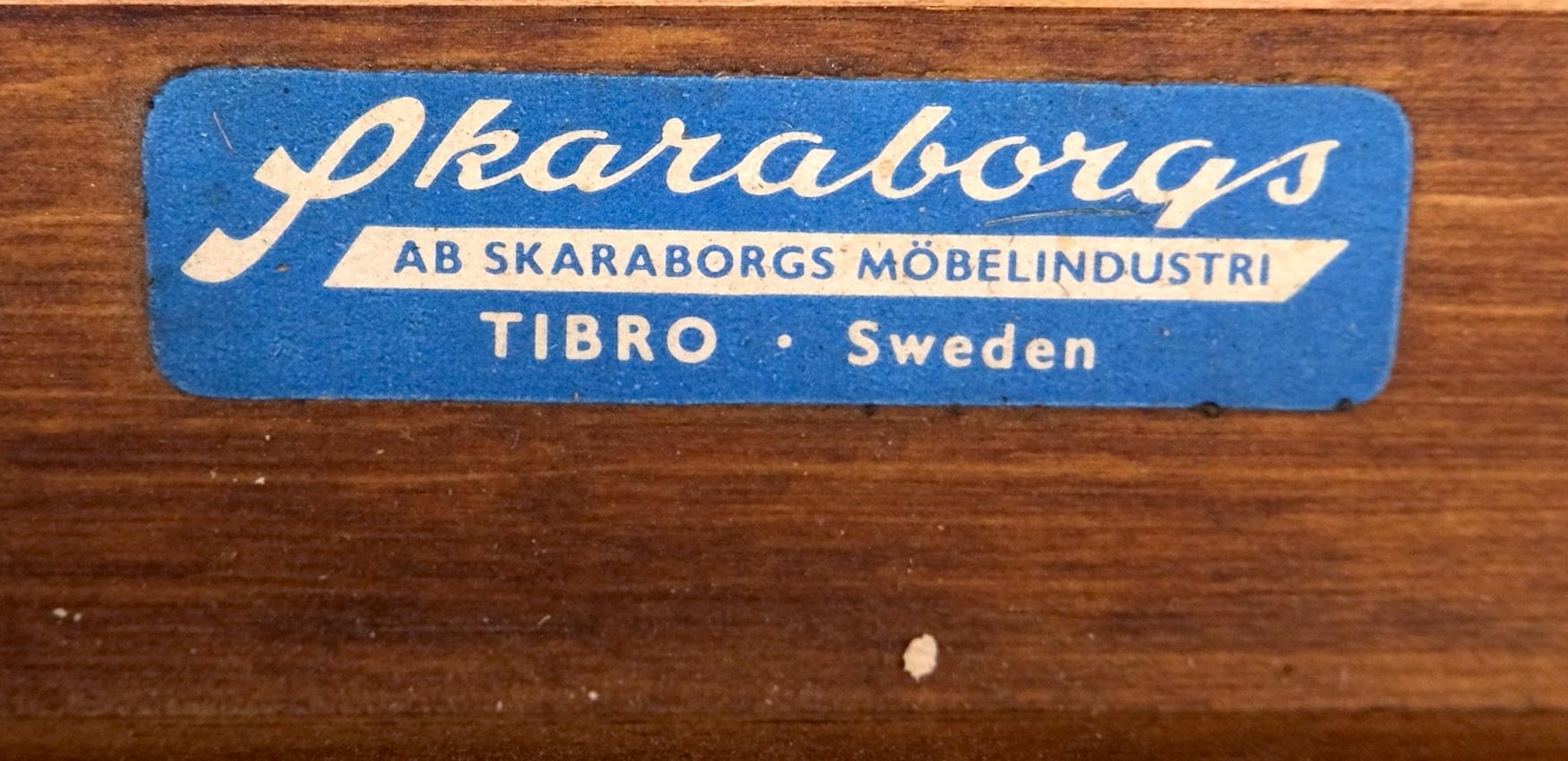 Table de salle à manger rectangulaire en teck, style danois, moderne du milieu du siècle, à plateau rabattable  Fabriqué en Suède MINT
La table s'étend jusqu'à 68 x 47 x 29