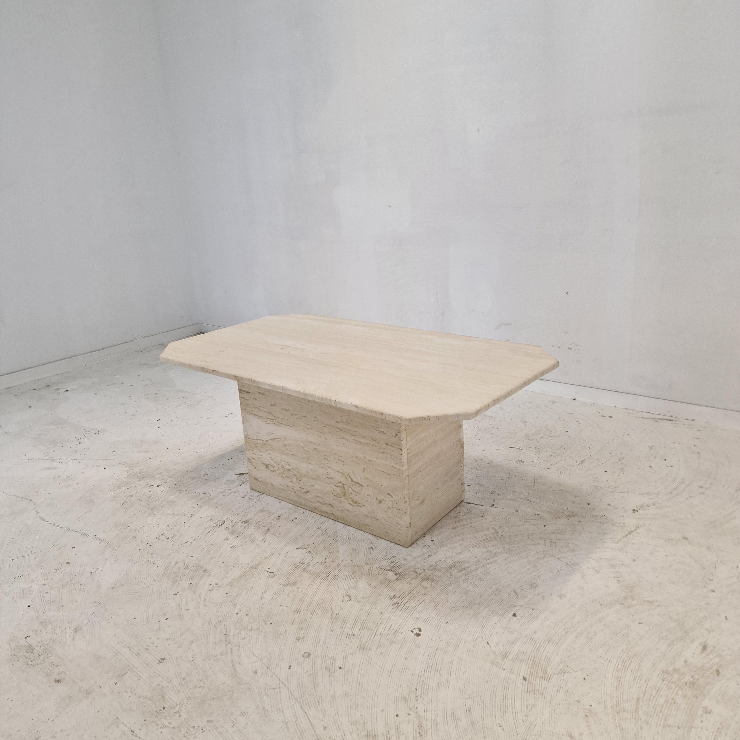 Très belle table basse ou d'appoint italienne, fabriquée dans les années 1980.

Elle est fabriquée à la main en très beau travertin.

Il présente les traces normales d'utilisation et d'usure sur la plaque, voir les photos.

La plaque et le pied