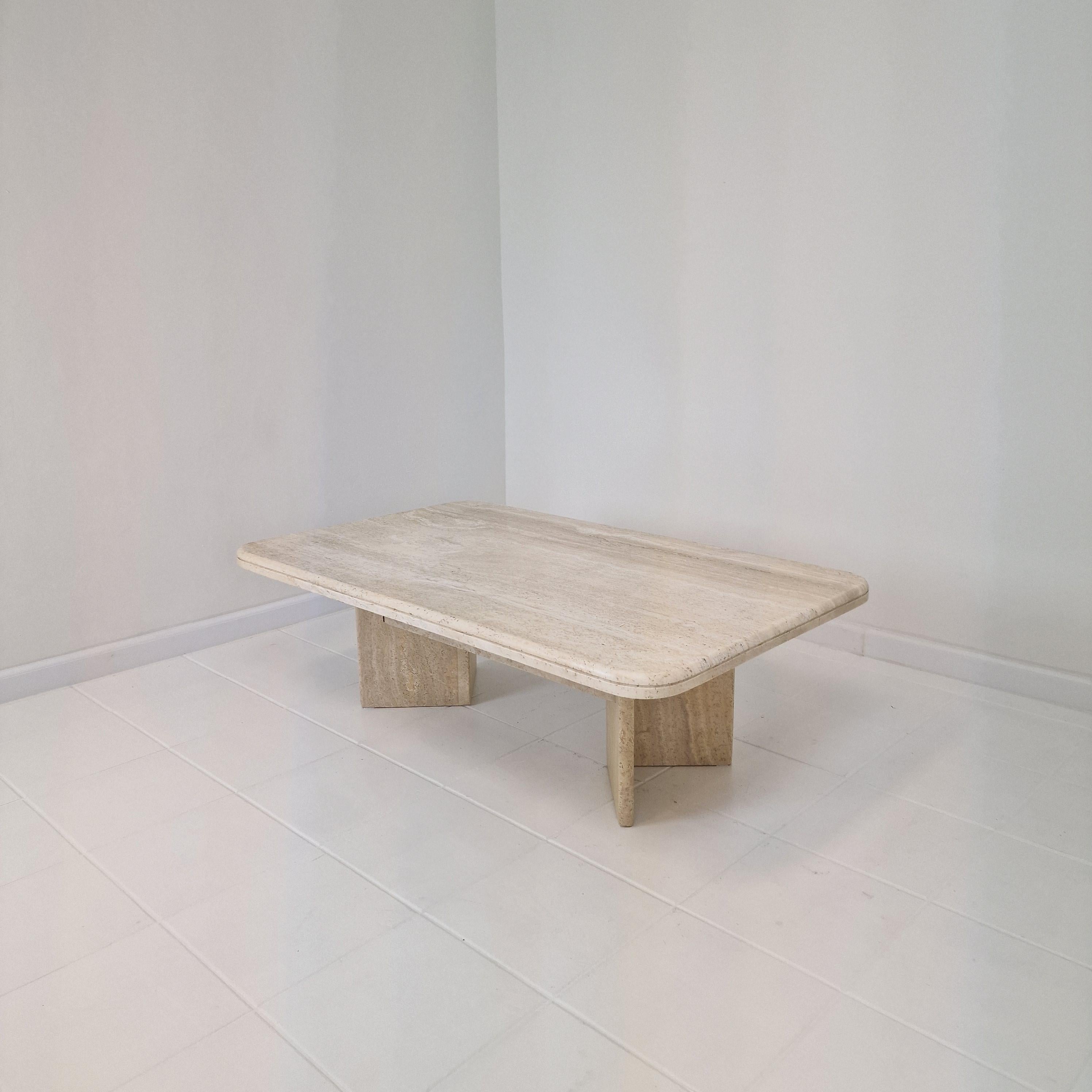 Très belle table basse ou d'appoint italienne, fabriquée dans les années 1980.
Nous l'avons acheté près de Milan.

Cette table robuste est fabriquée en travertin.
Veuillez prendre note des très beaux motifs.
Il est doté de deux plaques, ce qui