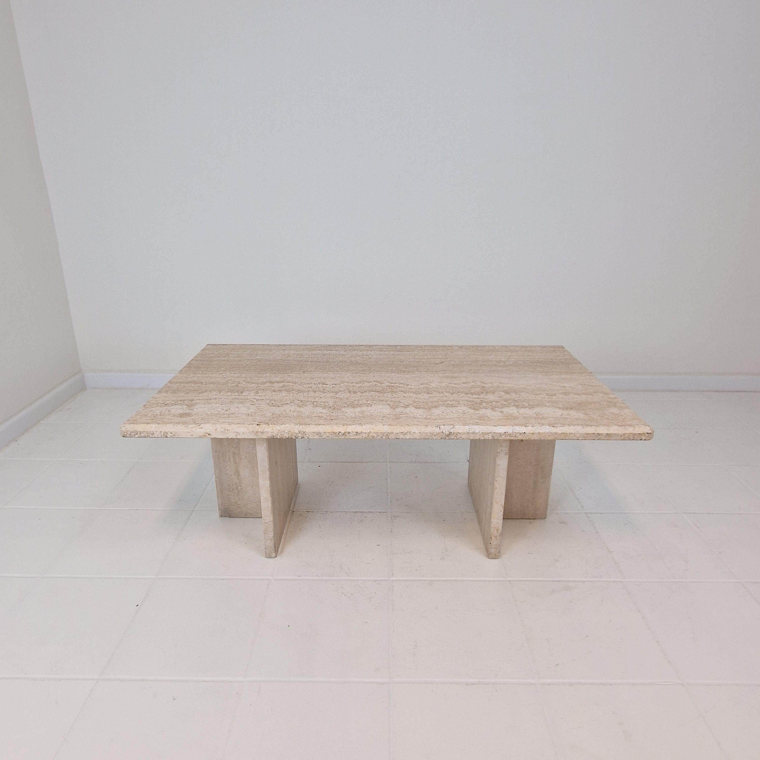 Très belle table basse ou d'appoint italienne, fabriquée dans les années 1980.
Nous l'avons acheté près de Turin.

Cette table robuste est fabriquée en travertin.
Veuillez prendre note des très beaux motifs.
Il est doté de deux pieds en forme de T,