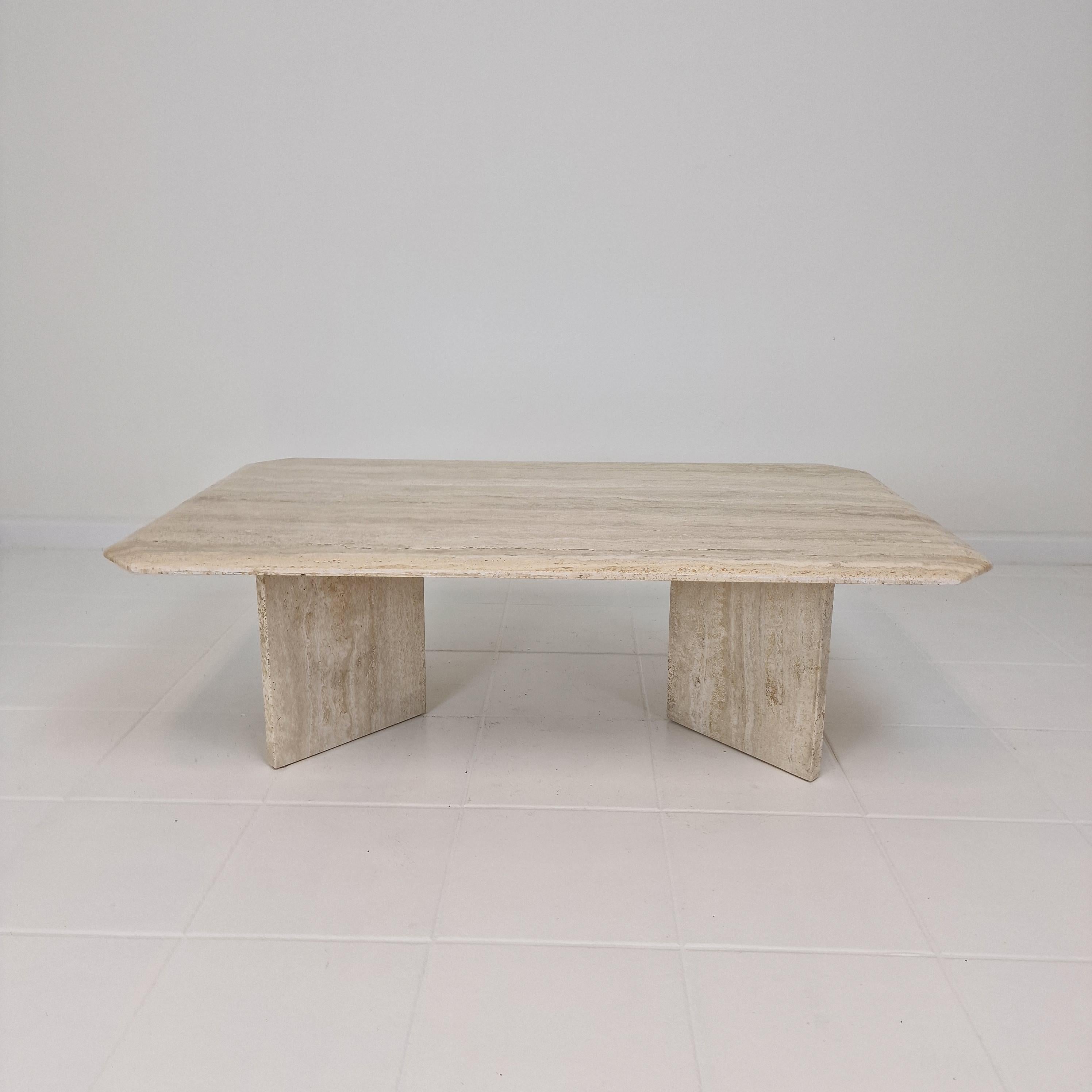 Rechteckiger Couchtisch oder Beistelltisch aus Travertin, Italien 1980er Jahre (Moderne der Mitte des Jahrhunderts) im Angebot