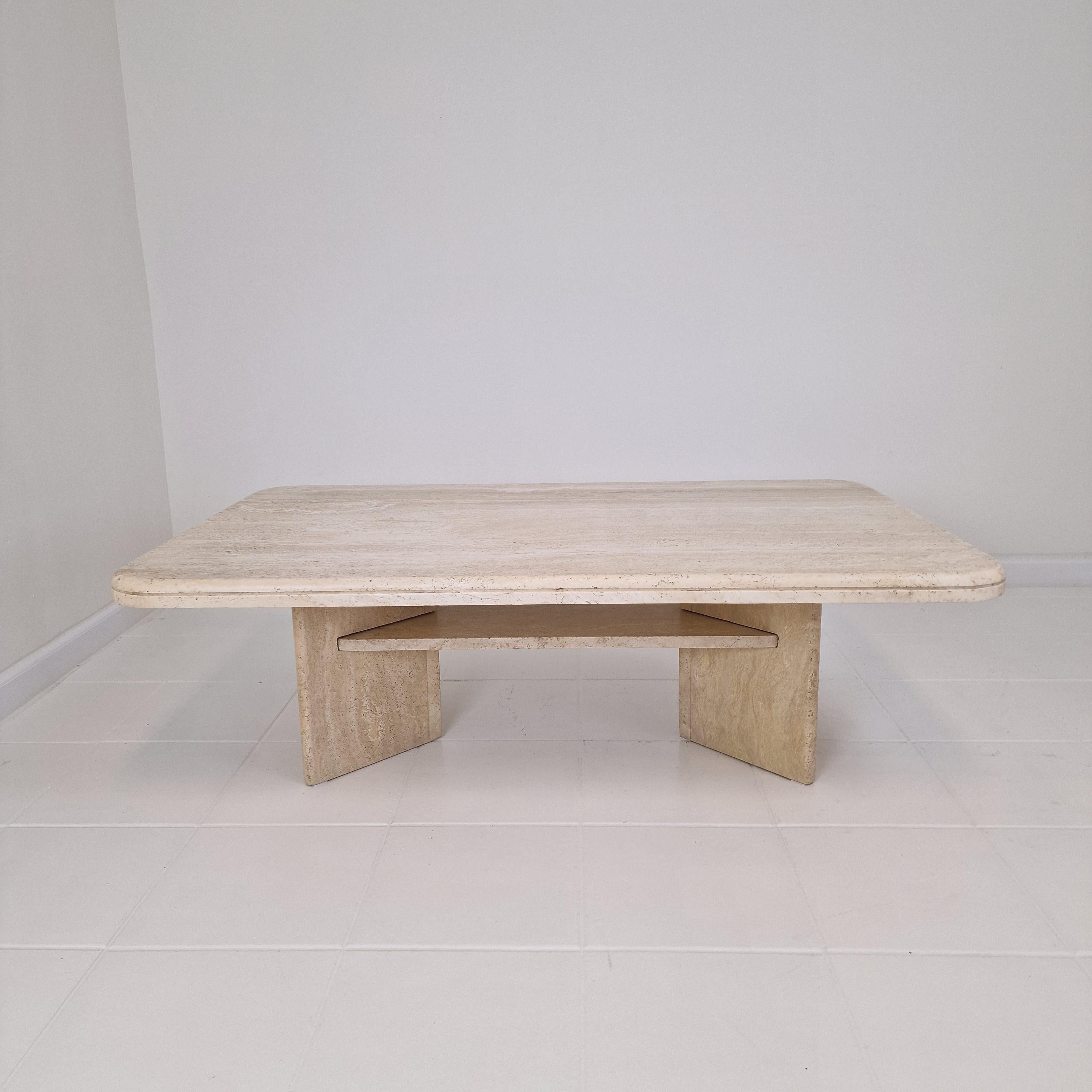 italien Table basse ou d'appoint rectangulaire en travertin, Italie années 1980 en vente