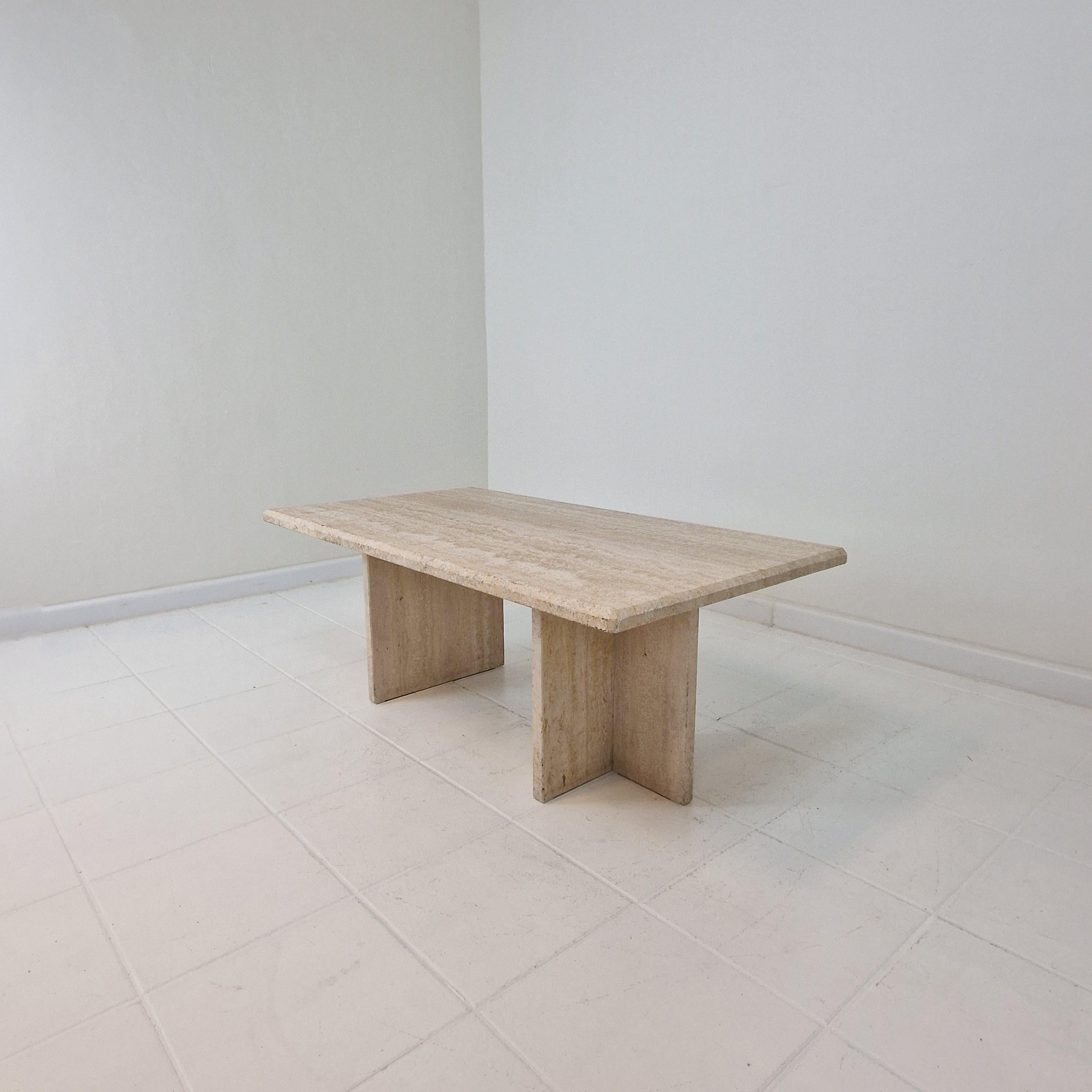 italien Table basse ou d'appoint rectangulaire en travertin, Italie années 1980 en vente