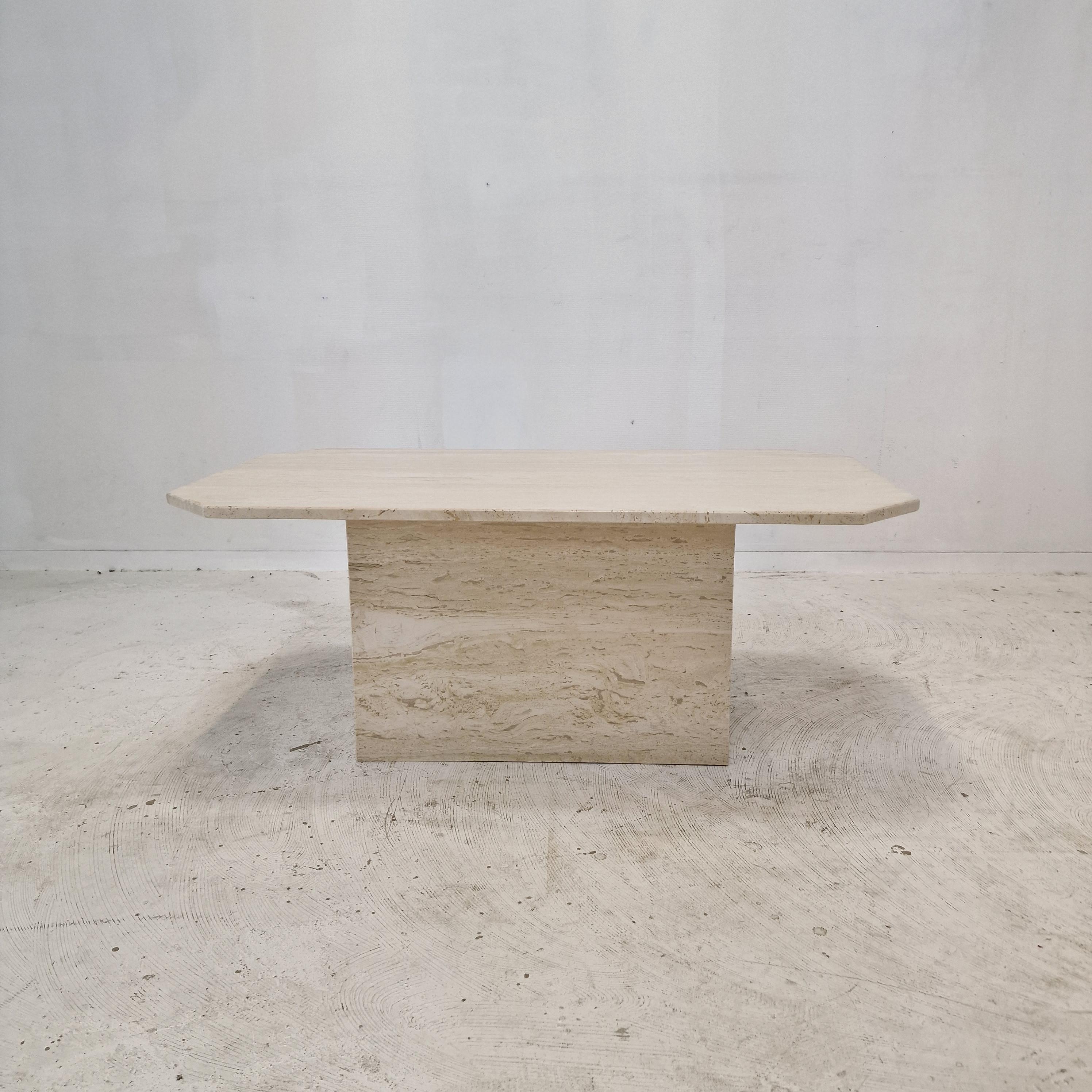 Fait main Table basse ou d'appoint rectangulaire en travertin, Italie, années 1980 en vente