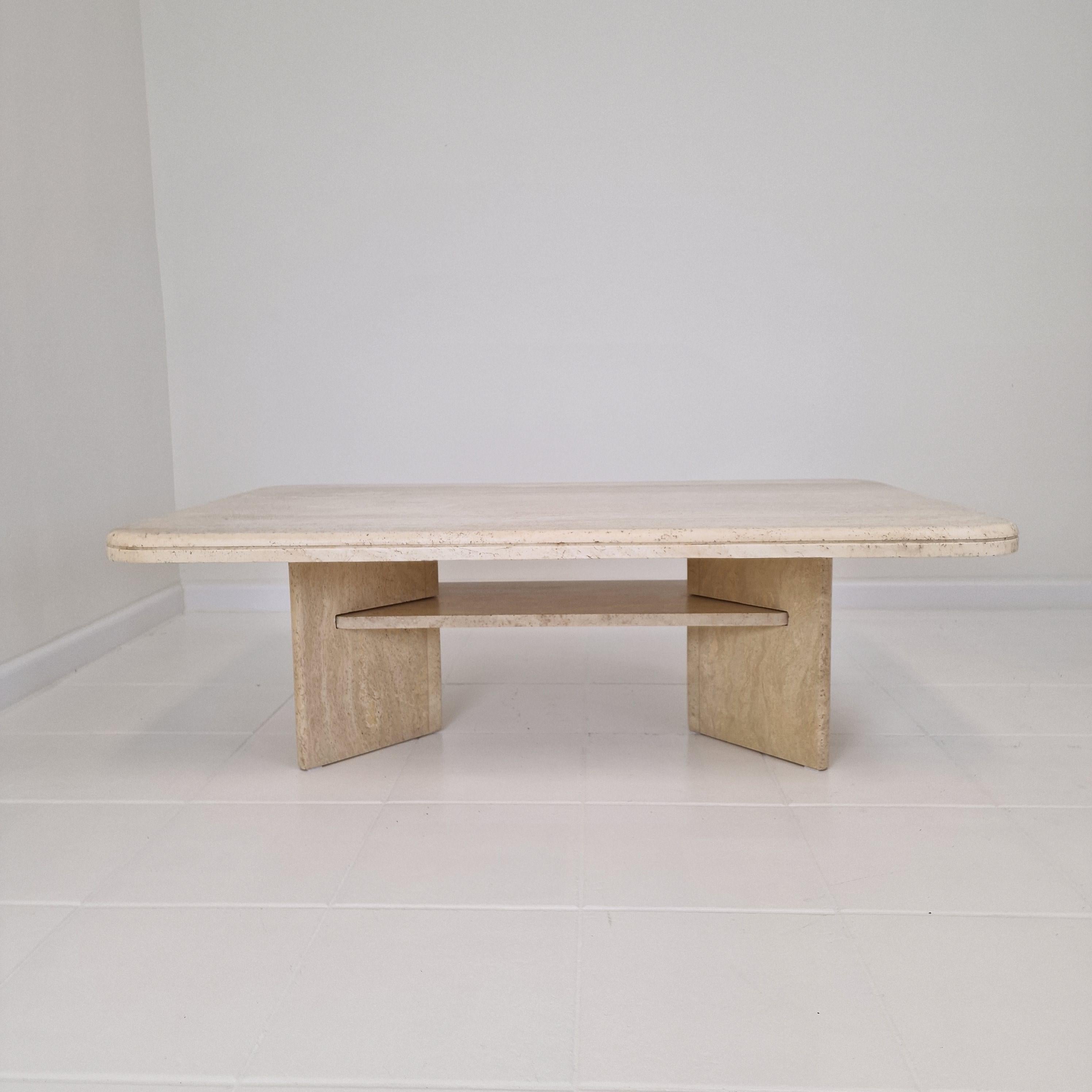 Fait main Table basse ou d'appoint rectangulaire en travertin, Italie années 1980 en vente