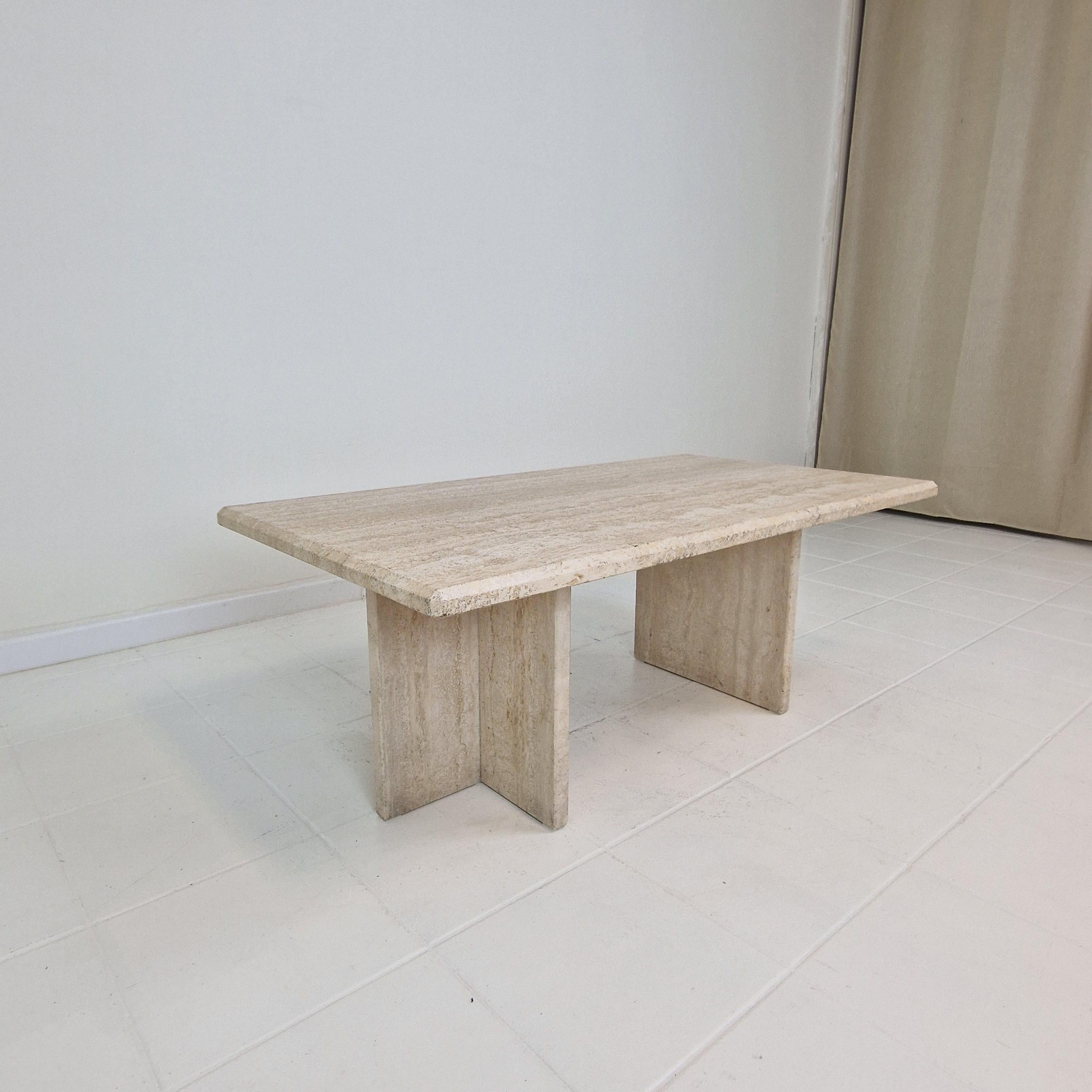 Fait main Table basse ou d'appoint rectangulaire en travertin, Italie années 1980 en vente