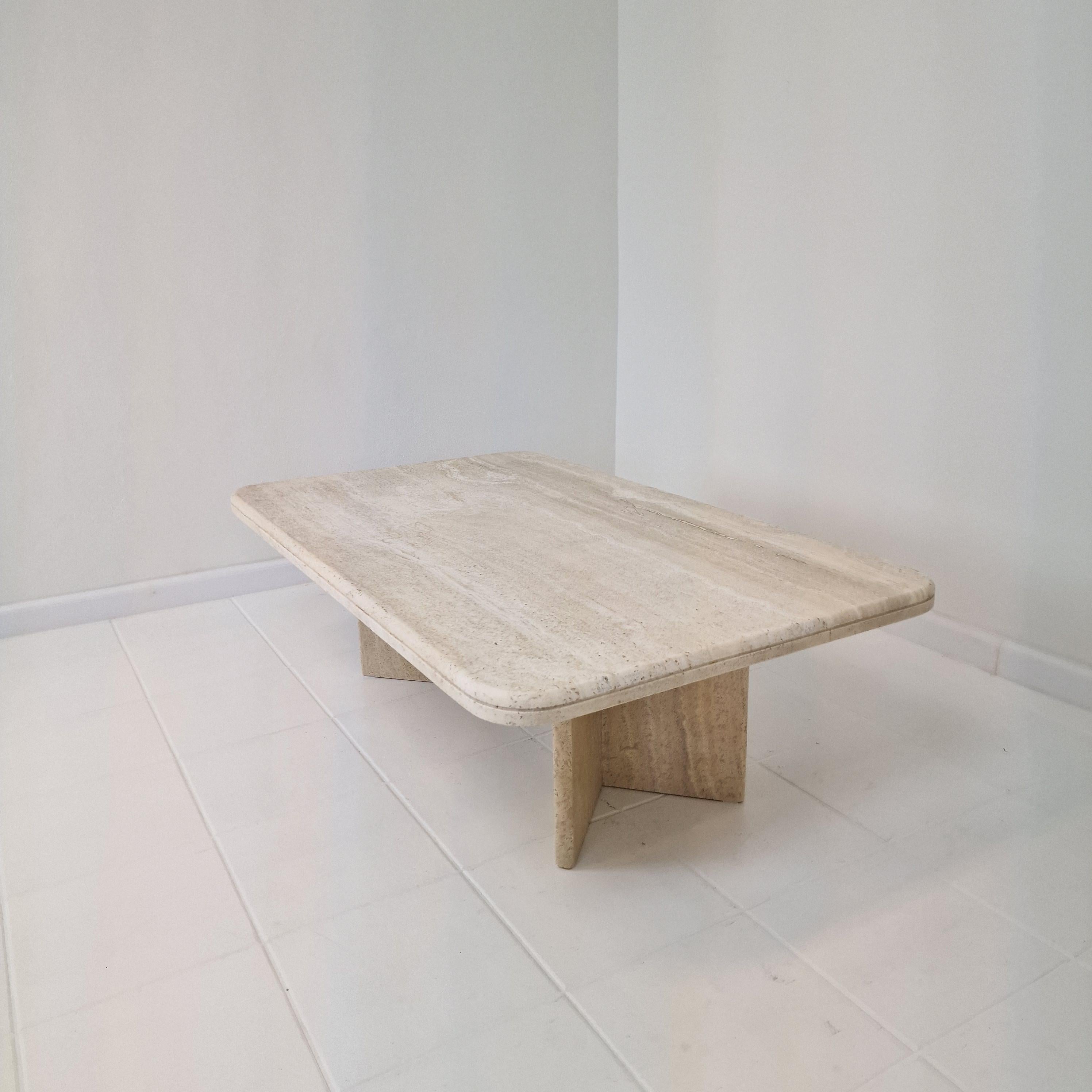 Fin du 20e siècle Table basse ou d'appoint rectangulaire en travertin, Italie années 1980 en vente