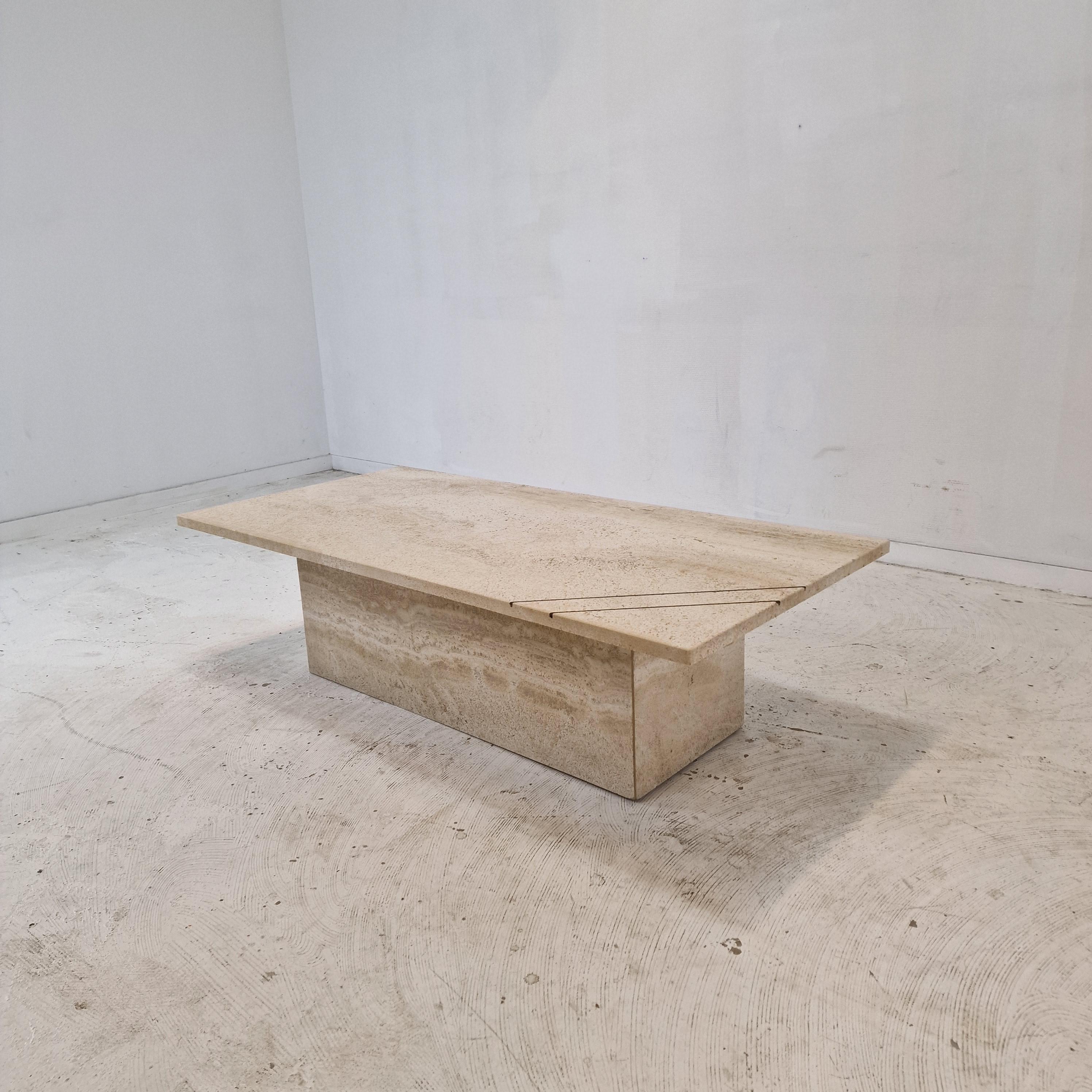 Mid-Century Modern Table basse ou d'appoint rectangulaire en travertin avec laiton, Italie années 1980 en vente