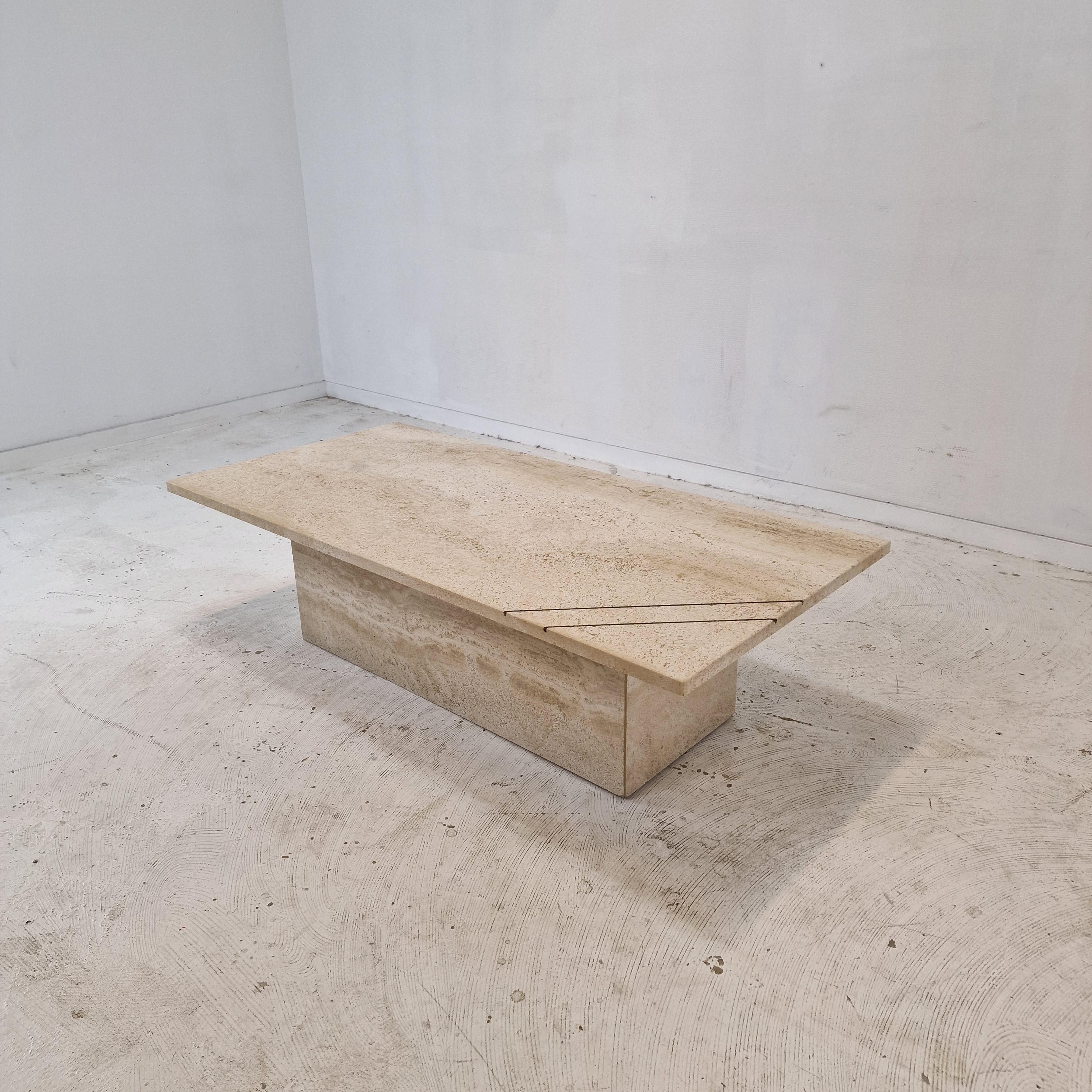 italien Table basse ou d'appoint rectangulaire en travertin avec laiton, Italie années 1980 en vente