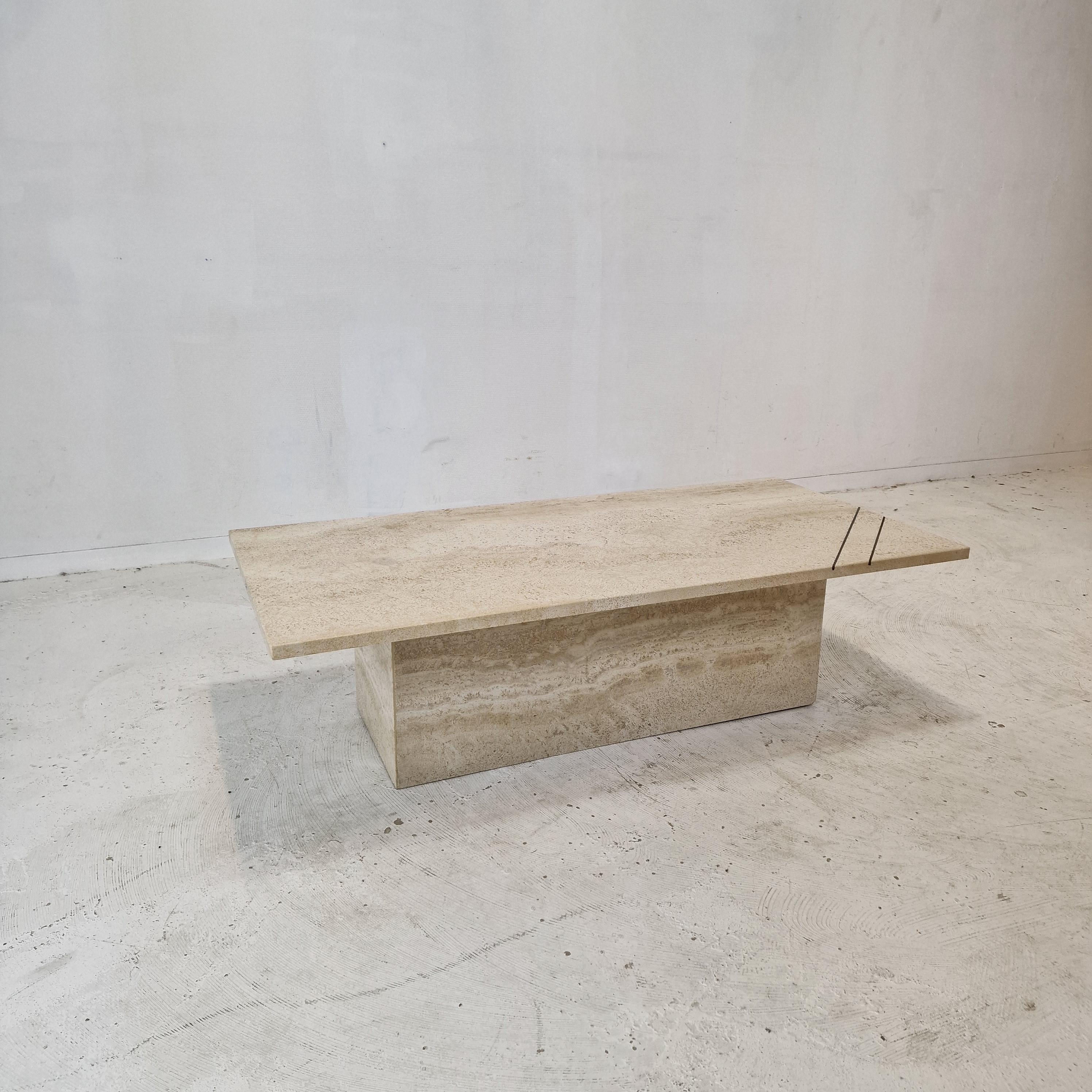 Fait main Table basse ou d'appoint rectangulaire en travertin avec laiton, Italie années 1980 en vente