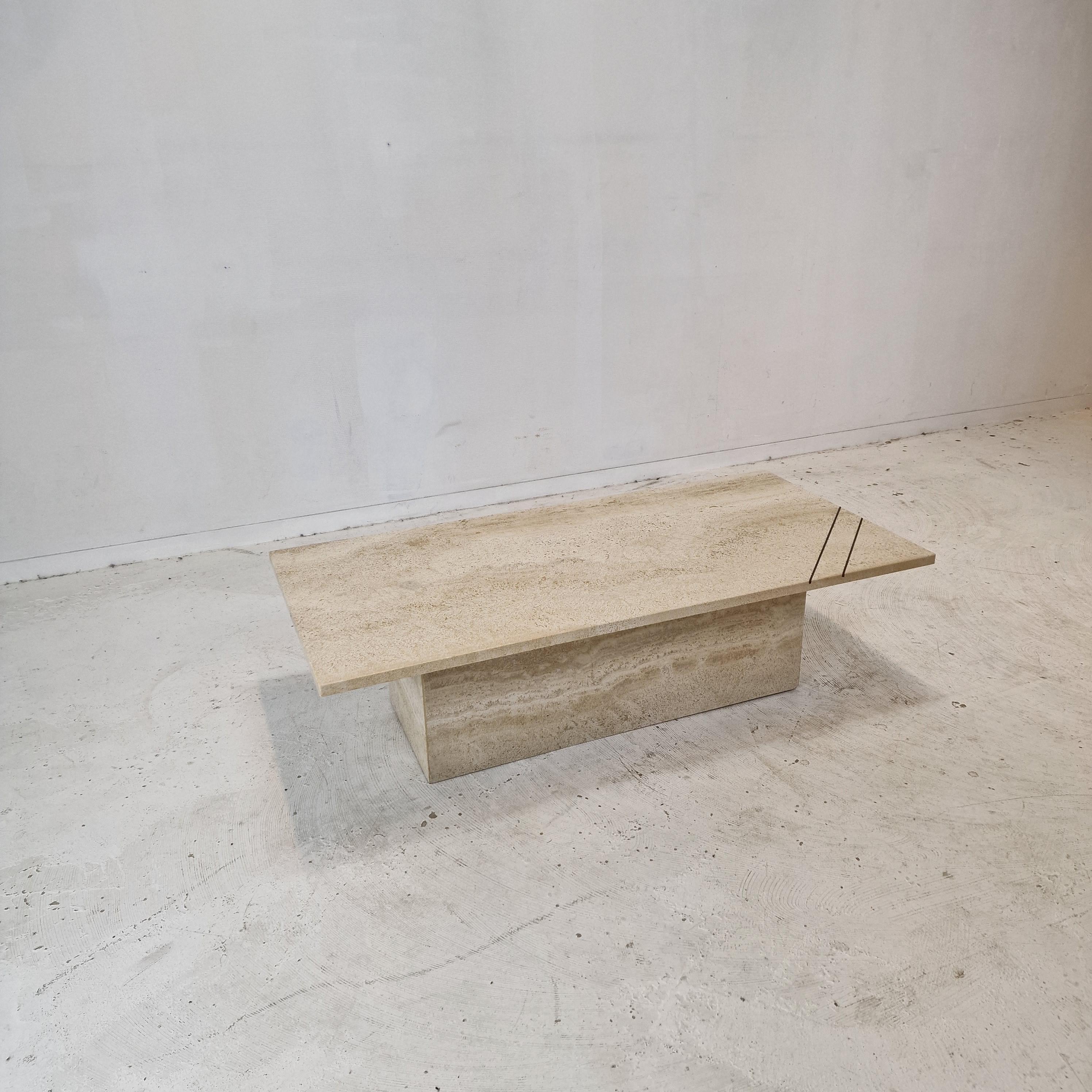 Table basse ou d'appoint rectangulaire en travertin avec laiton, Italie années 1980 Bon état - En vente à Oud Beijerland, NL