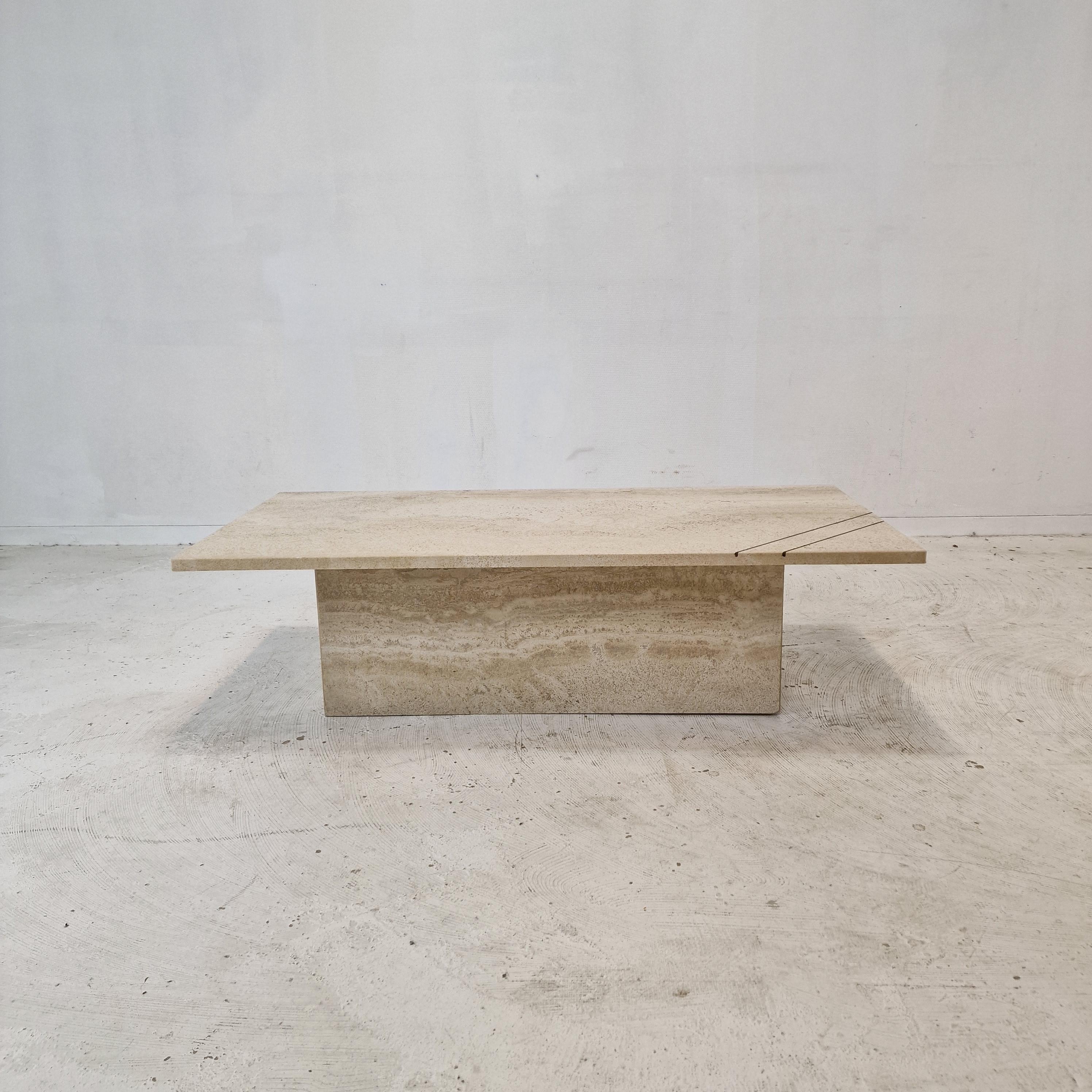 Travertin Table basse ou d'appoint rectangulaire en travertin avec laiton, Italie années 1980 en vente