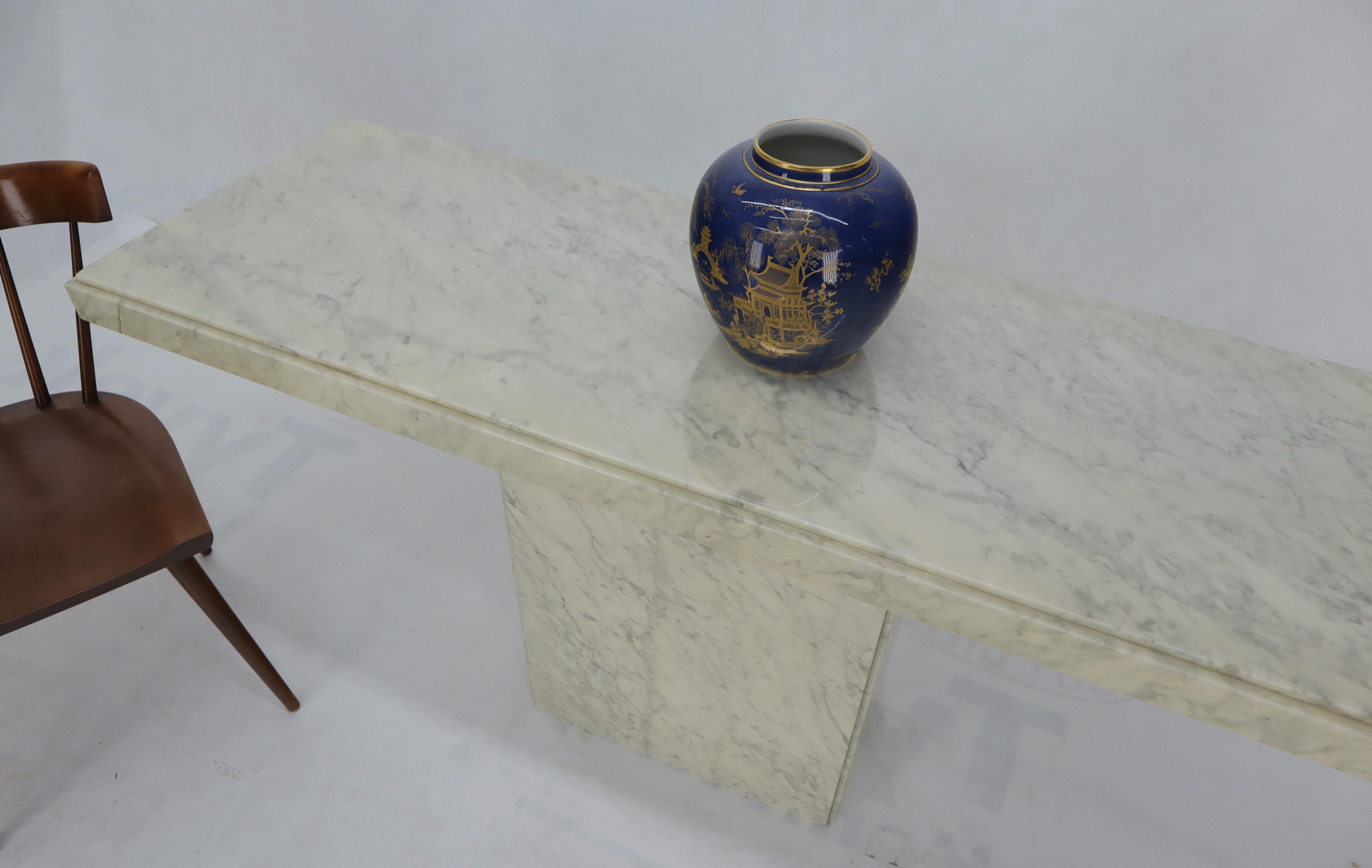 italien Table de salon rectangulaire avec plateau en marbre blanc et base à piédestal en vente