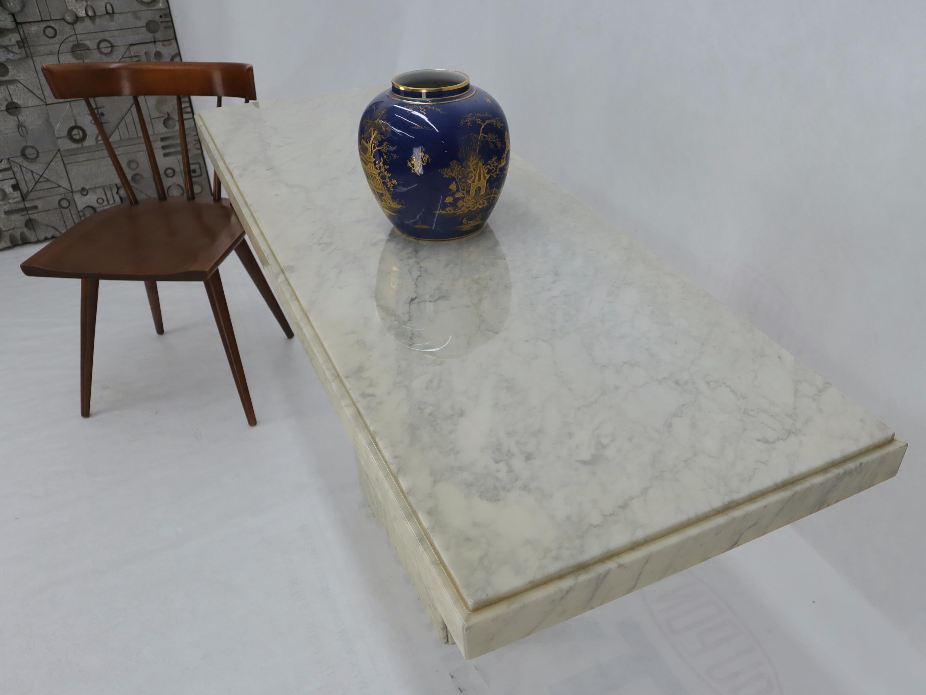 Table de salon rectangulaire avec plateau en marbre blanc et base à piédestal Bon état - En vente à Rockaway, NJ