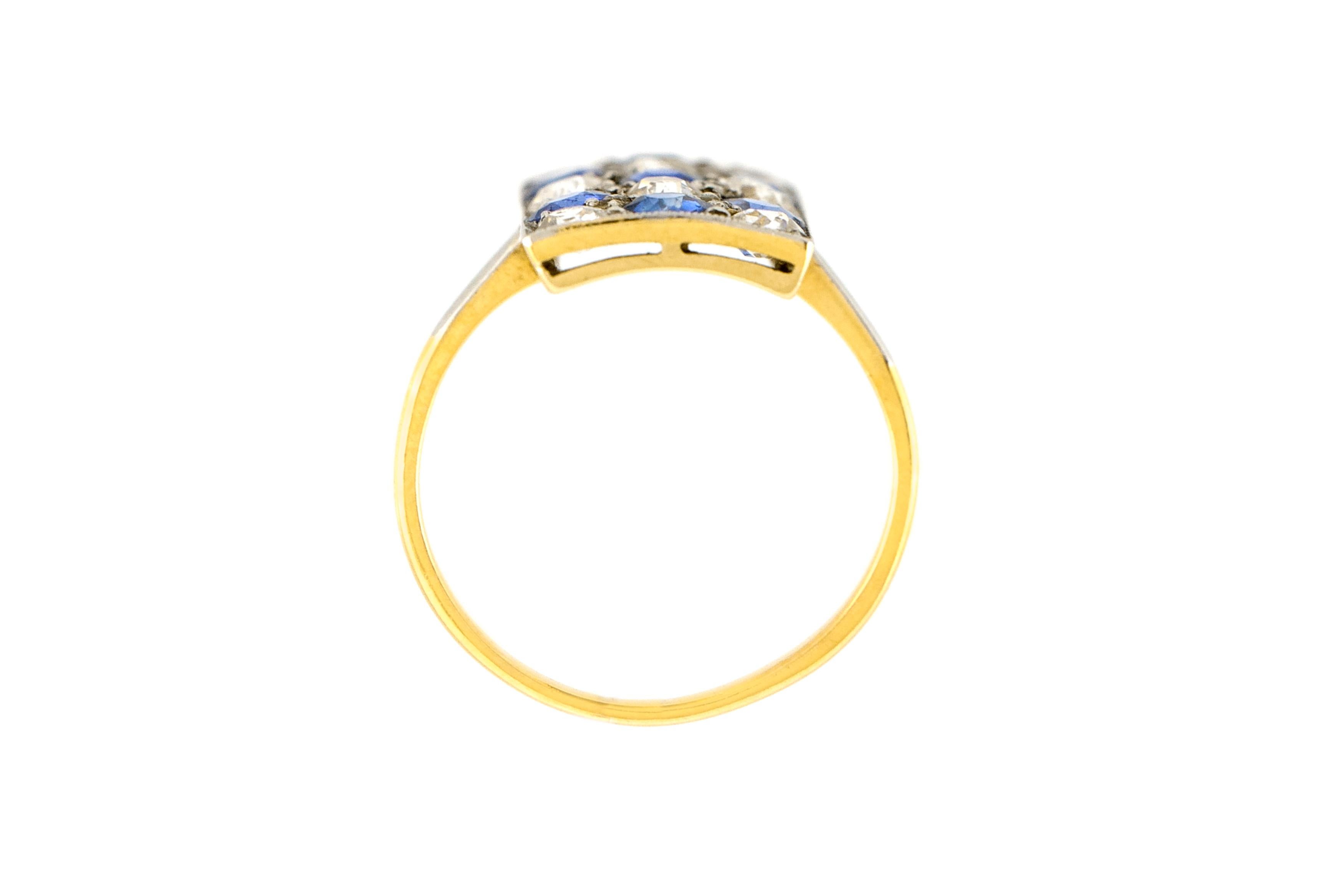 Der Ring ist fein in18k Gelbgold mit Saphiren mit einem Gesamtgewicht von etwa 1,40 Karat und Diamanten mit einem Gesamtgewicht von etwa 1,50 Karat gefertigt.
