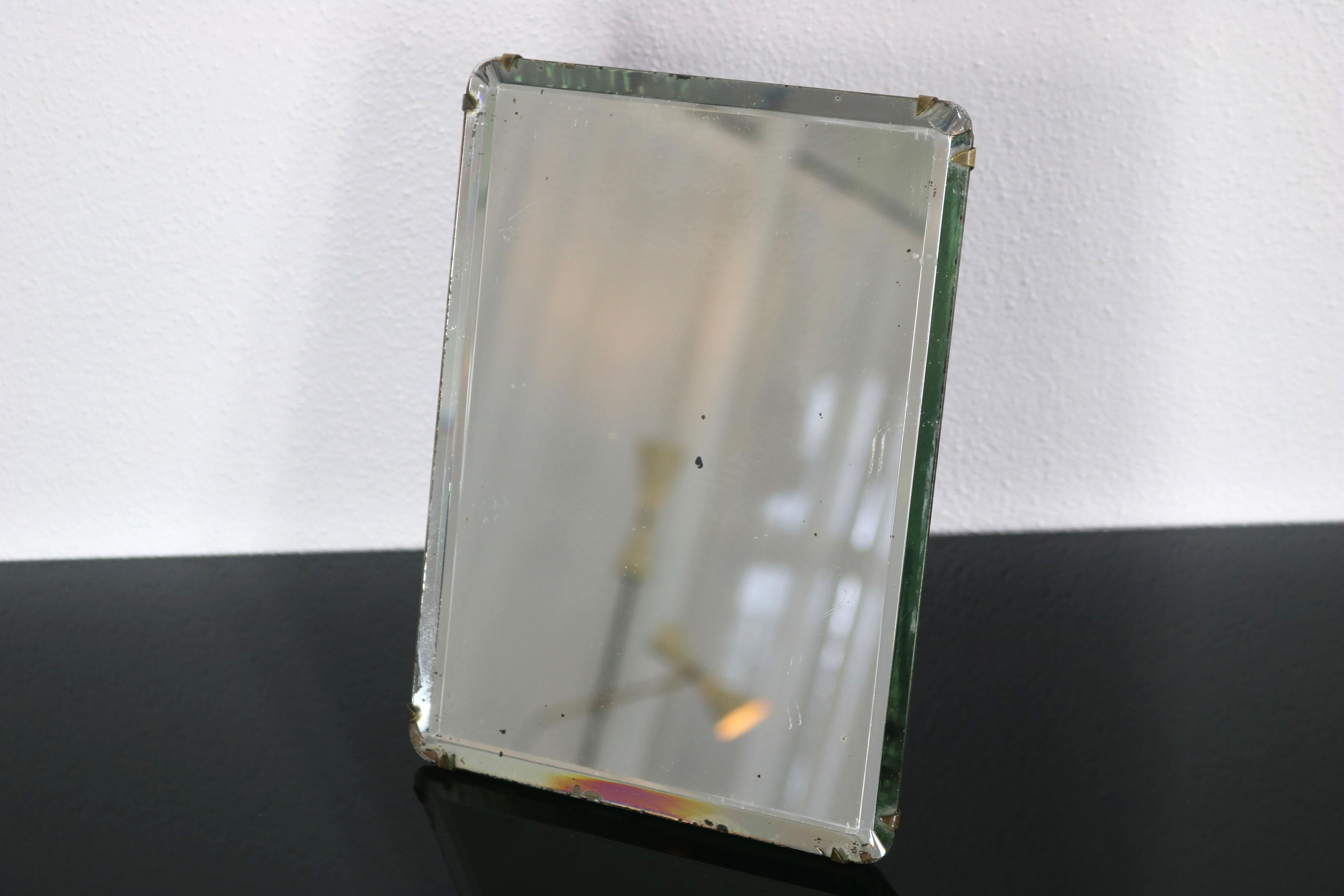 Miroir de table rectangulaire simple de Luigi Fontana & C, Italie, années 1950. Le miroir de table possède quelques traces de temps et d'usage, qui ne nuisent pas au charme du miroir. 
