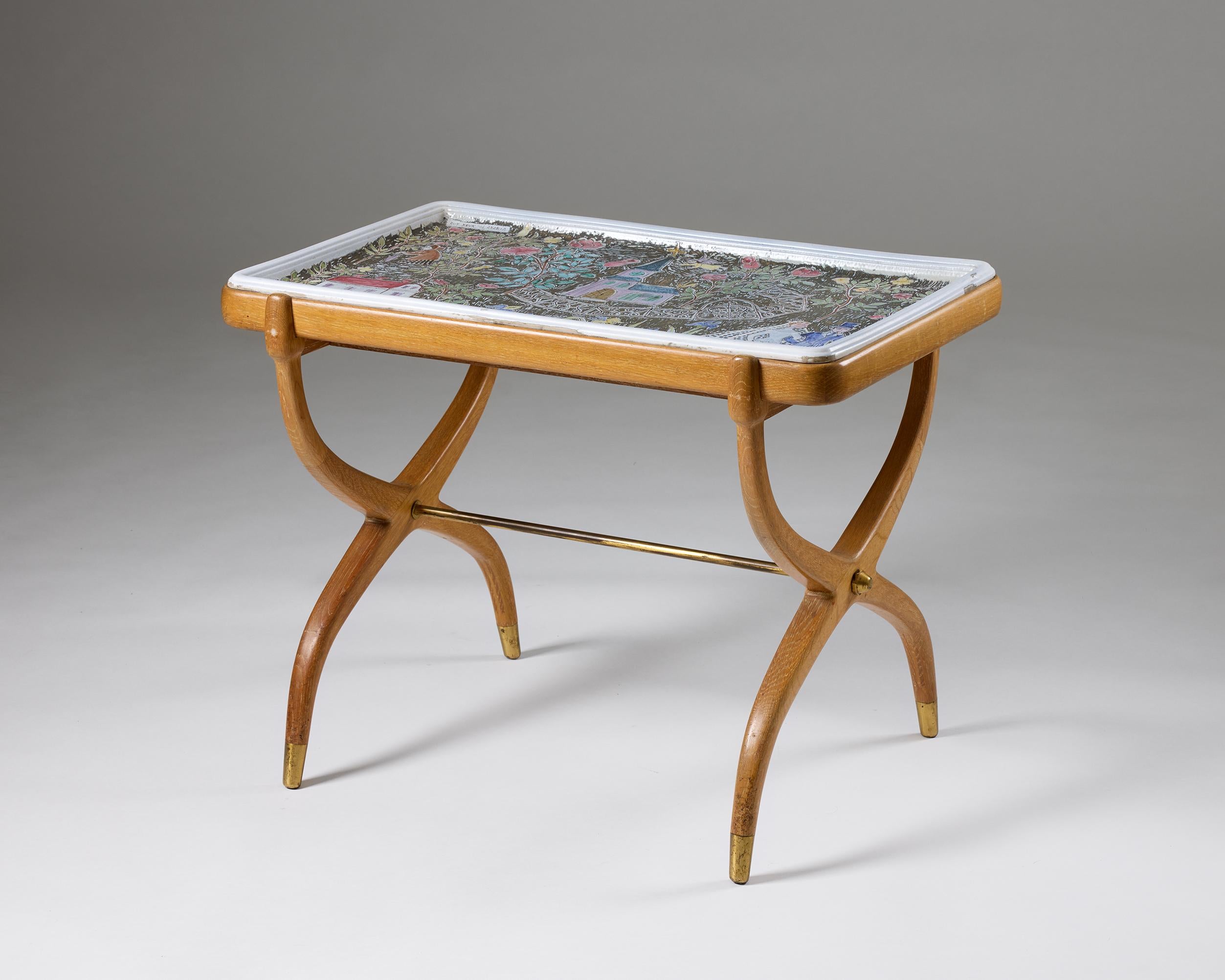 Mesa bandeja, diseñada por Rut Bryk para Arabia, Finlandia, 1946.

Entre 1944 y 1947, Rut Bryk creó una serie limitada de bandejas para Arabia, con motivos que iban desde bodegones hasta representaciones de acontecimientos vitales, como funerales y,