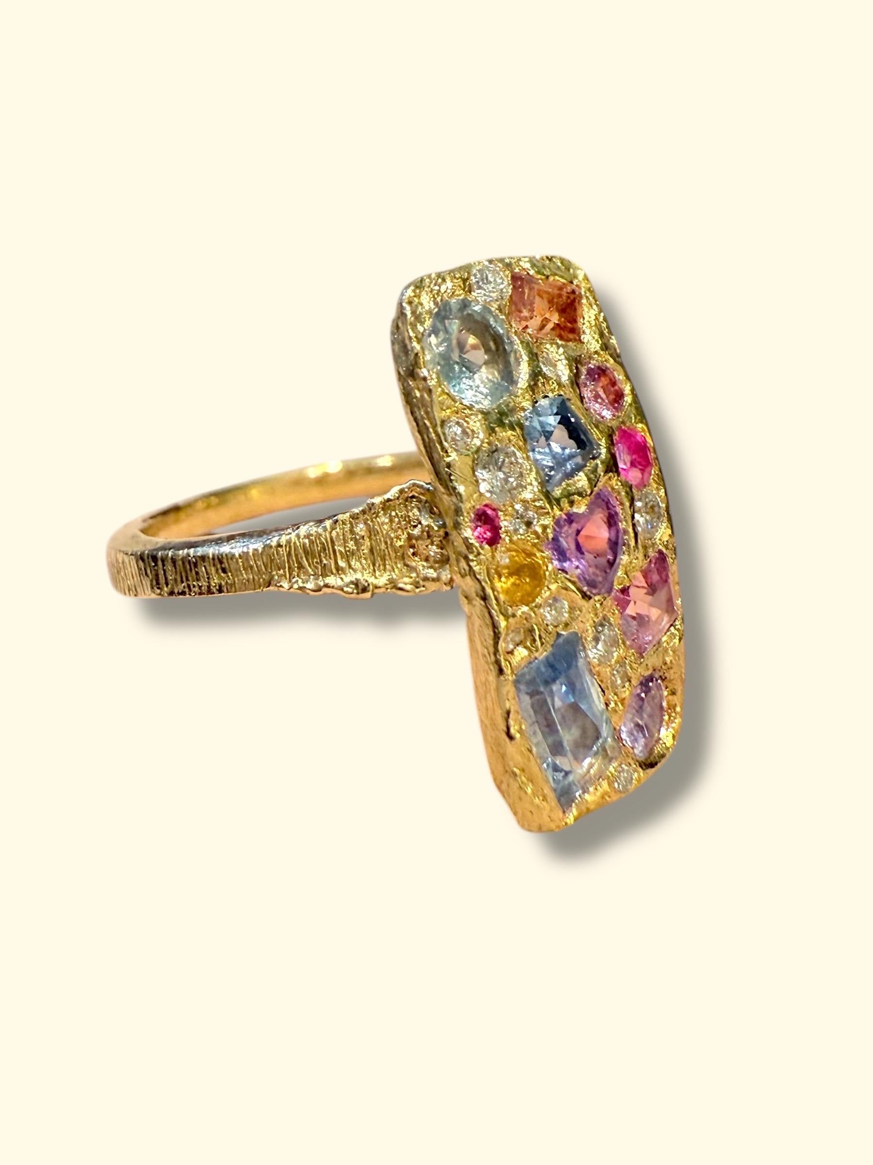 Ti presentiamo il nostro splendido anello con zaffiro geometrico unico nel suo genere, un pezzo gioioso e felice, una vera opera d'arte! Questo squisito pezzo mette in mostra l'oro riciclato da 18 carati ornato da un'abbagliante serie di forme