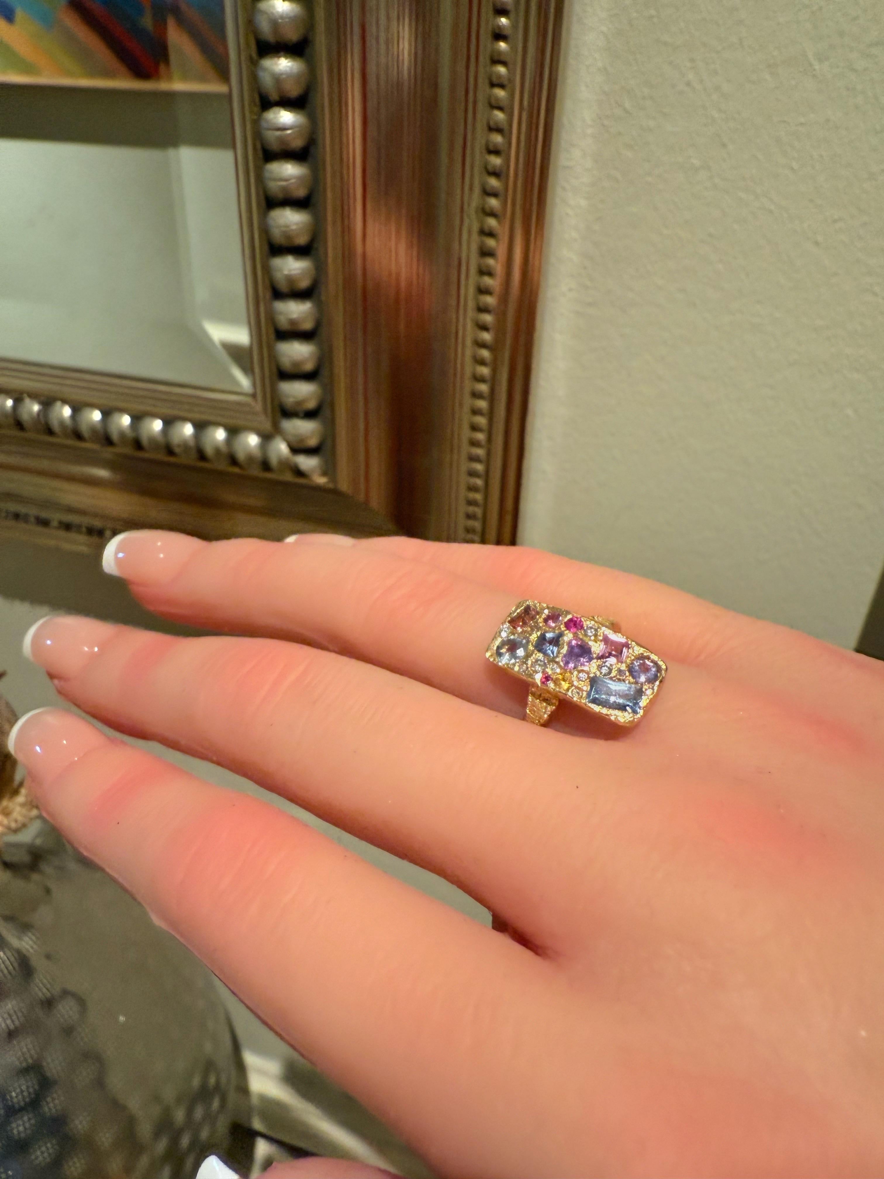 Taglio rotondo Anello Cocktail Leto Lama Arte Astratta 18Ct con Zaffiri e Diamanti in vendita