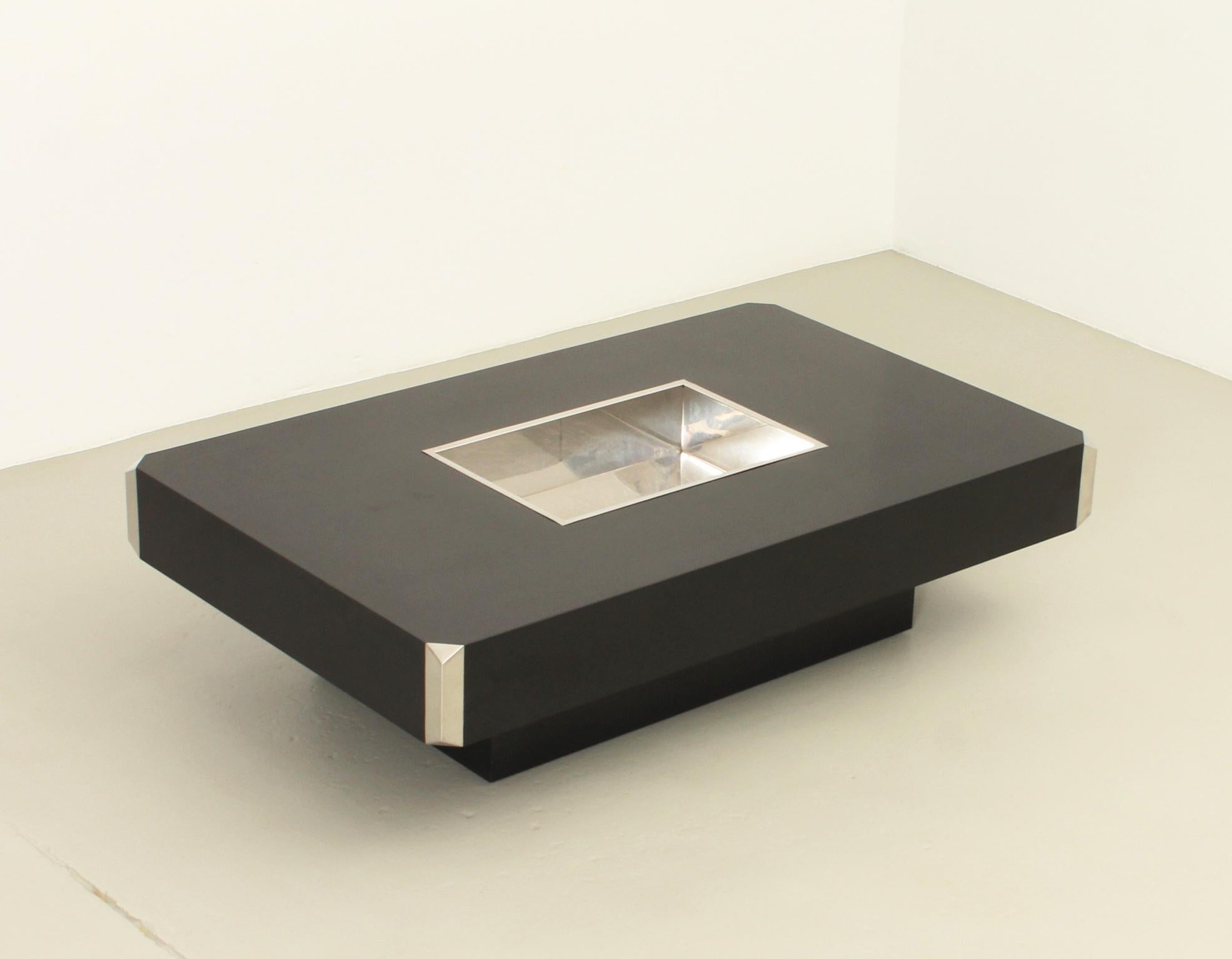 Alveo Couchtisch, entworfen 1972 von Willy Rizzo für Mario Sabot, Italien. Schwarzes Laminat mit Einlegeplatte und Ecken aus verchromtem Metall.