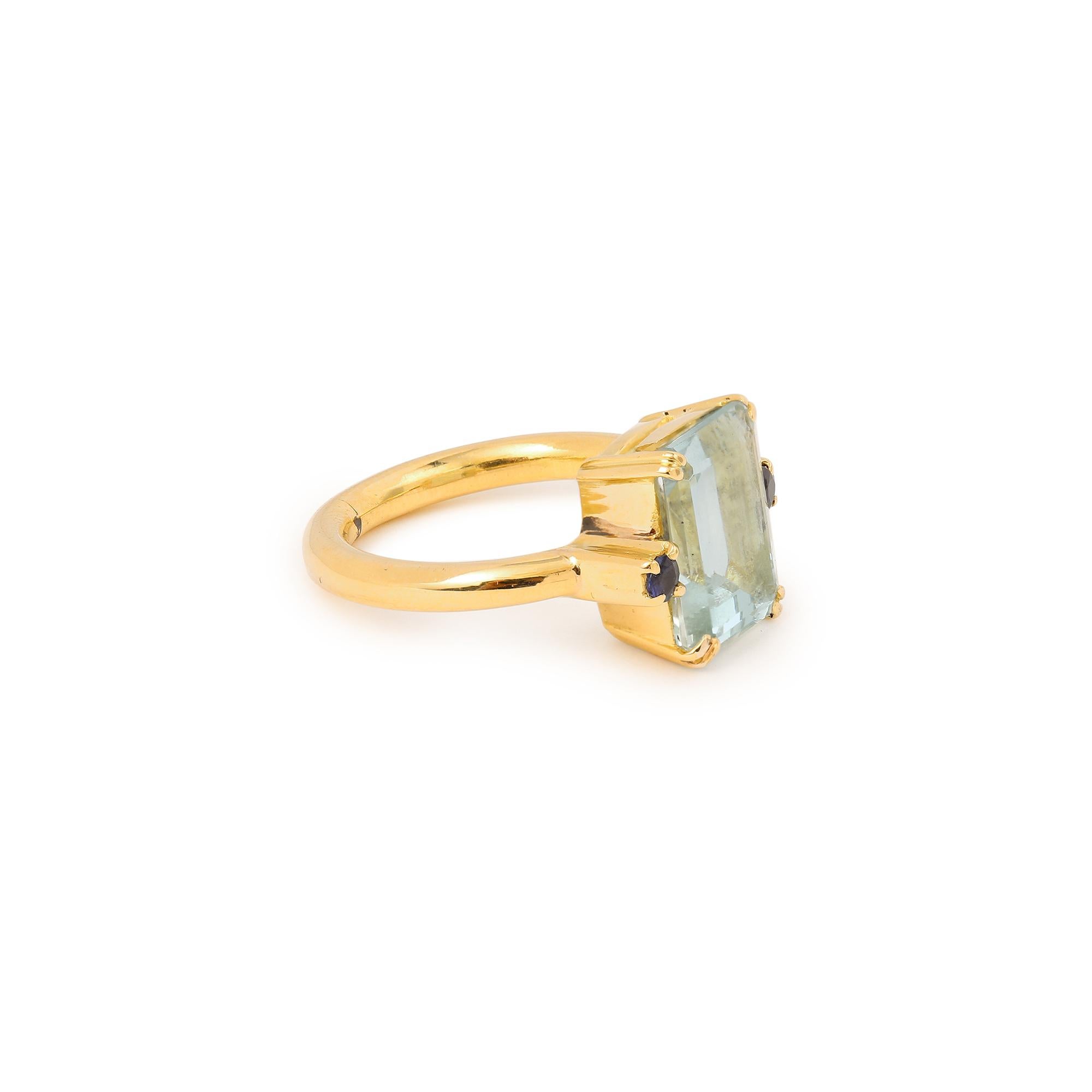 Yellow gold ring set with a rectangular aquamarine adorned with small sapphires on both sides.

Estimated weight of the aquamarine: 4.30 carats

Ring size: 12.46 x 14.35 x 6.30 mm ( 0.490 x 0.565 x 0.249 inch)

Finger size : 50.5 (US size :