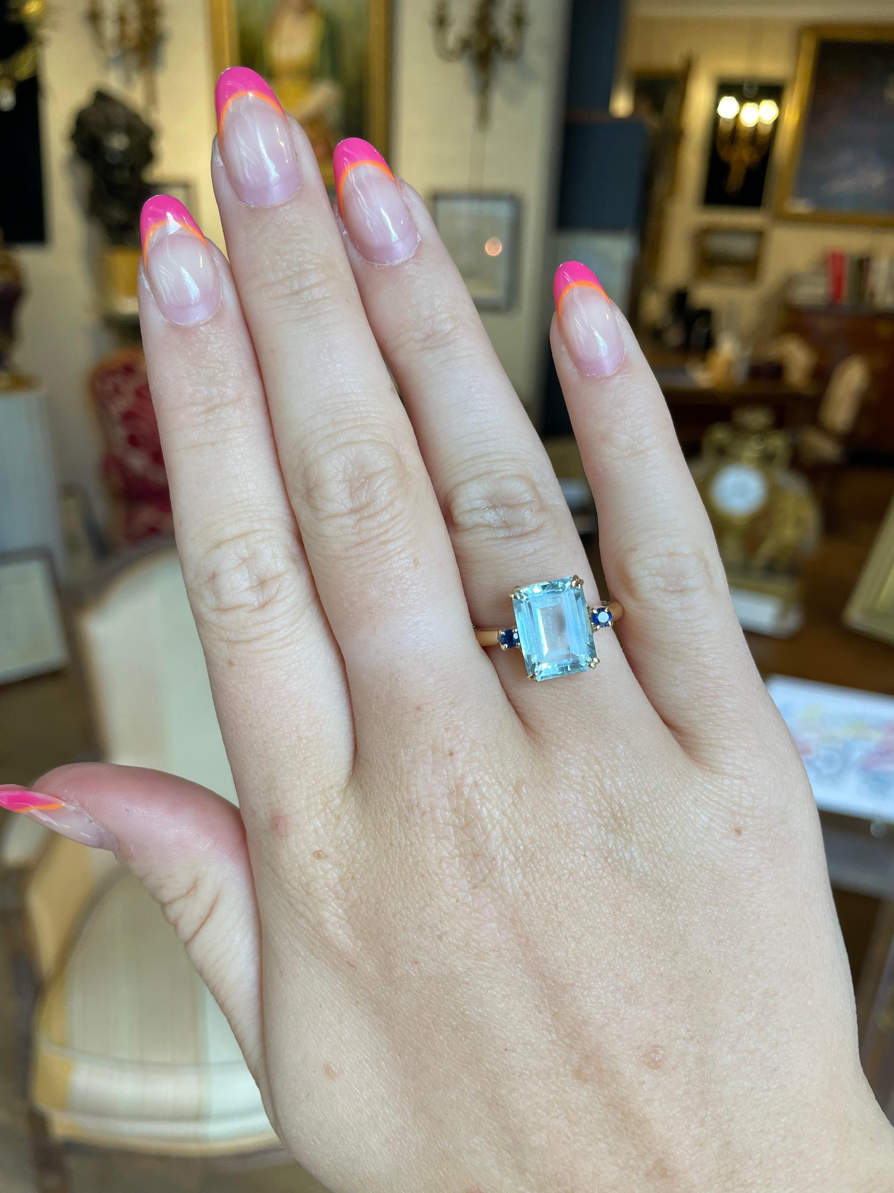 Rechteckiger Aquamarin-Saphire-Ring aus 18 Karat Gelbgold (Zeitgenössisch)