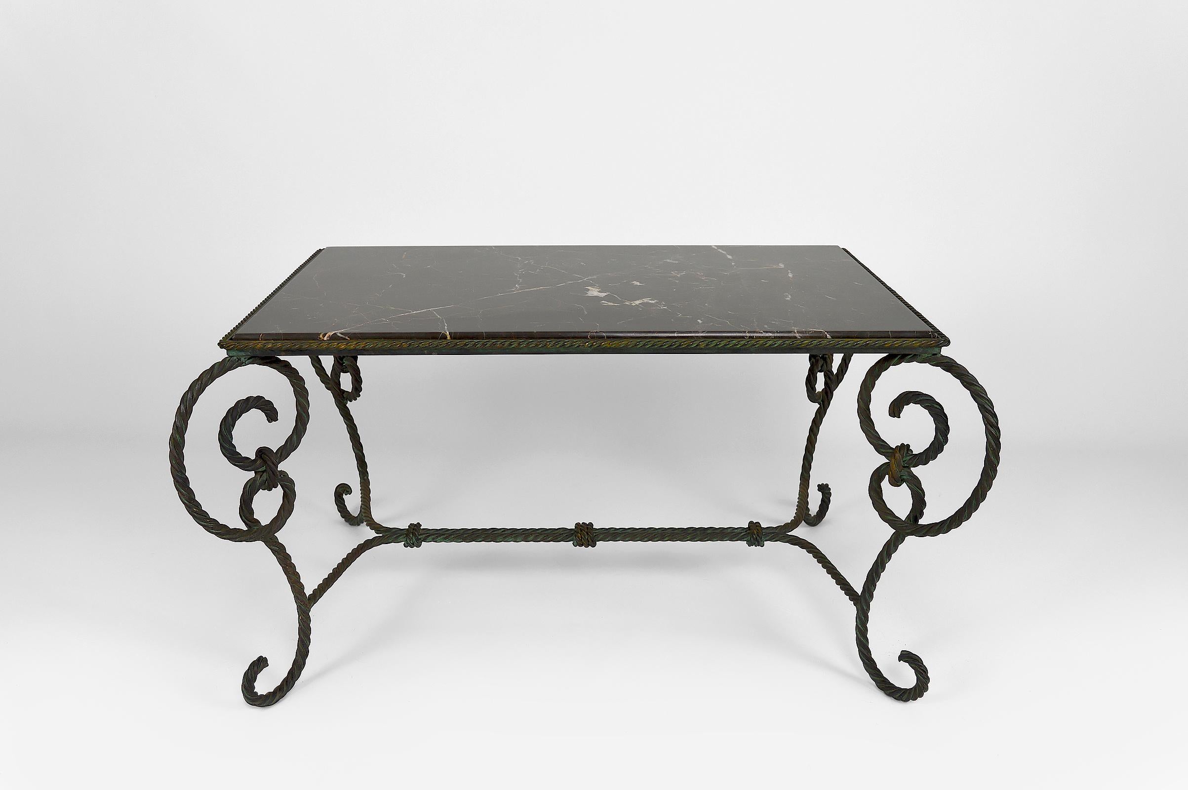 Milieu du XXe siècle Table basse rectangulaire Art déco en fer forgé et marbre noir, France, 1940 en vente