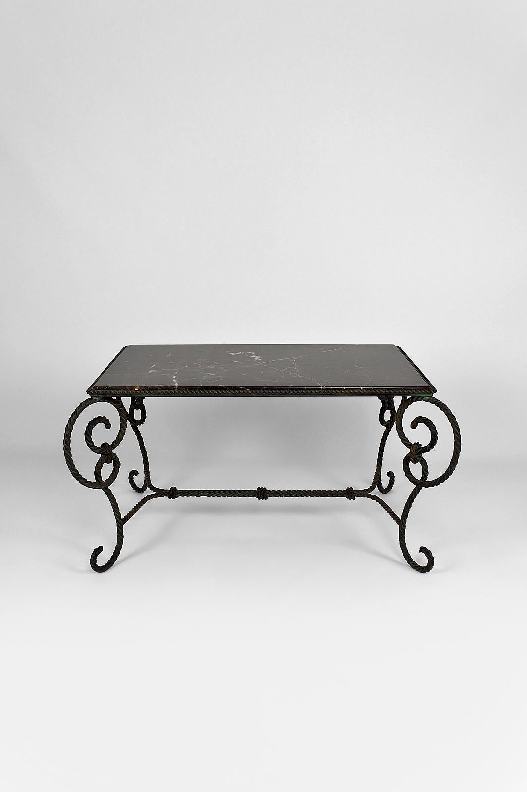 Elegant rectangular coffee table composed of a black marble top and a twisted multi-strand wrought iron base imitating ropes.
Beautiful antique bronze / verdigris patina.

Art Deco, France, circa 1940-1950.

In very good