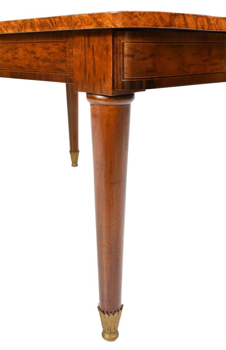 20ième siècle Table de salle à manger Art Déco belge ancienne en acajou prune et bois de racine avec incrustations en vente