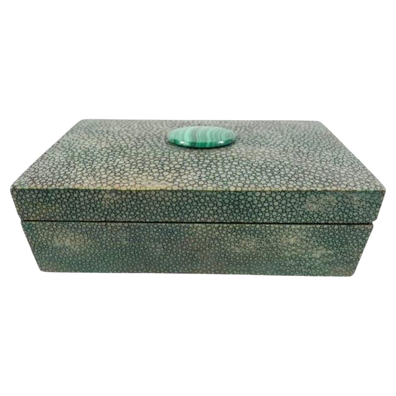 Caja rectangular Art Decó de piel de zapa verde con piedra oval de malaquita centrada en la tapa