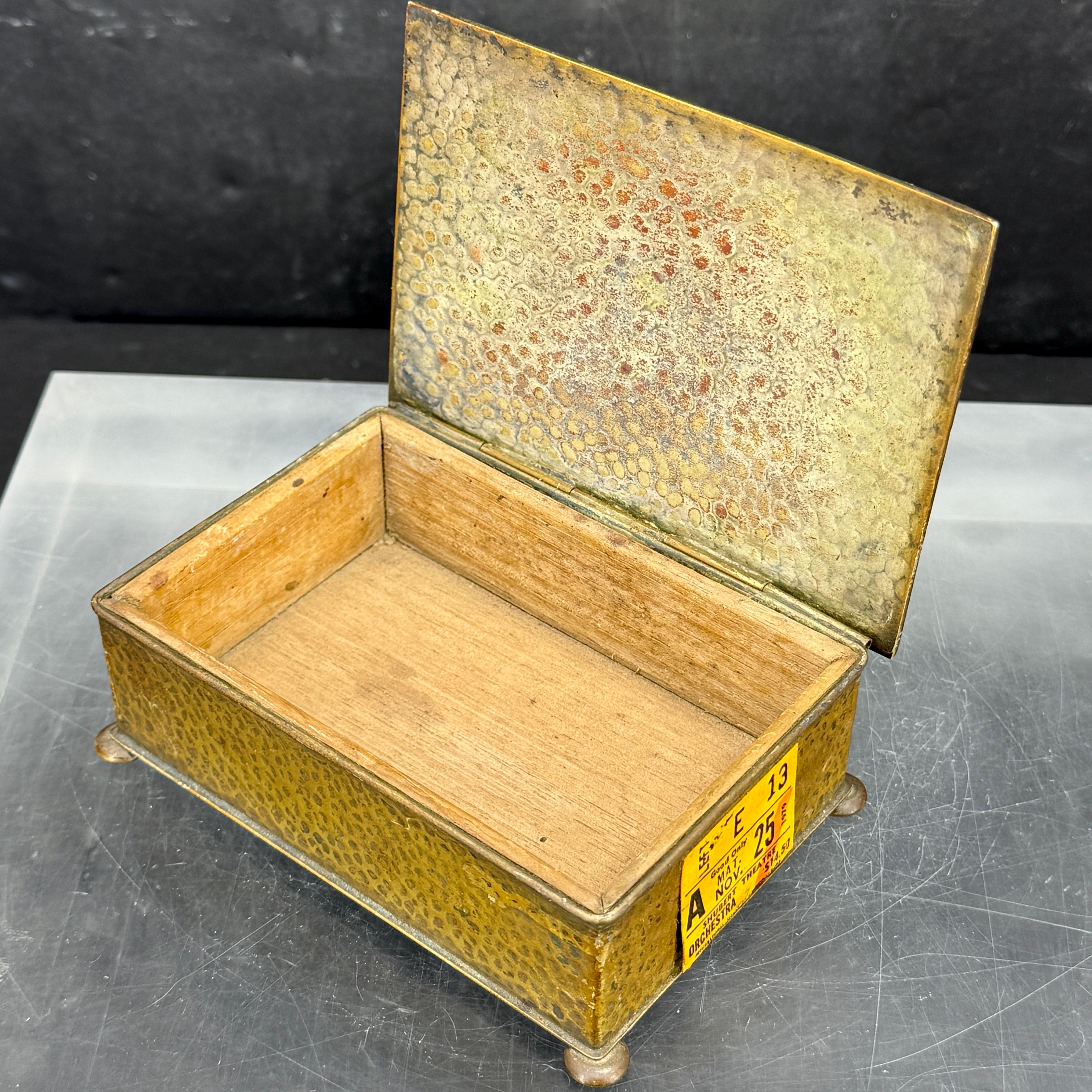 Boîte à bijoux rectangulaire Art Nouveau en bronze Wood Wood en vente 2