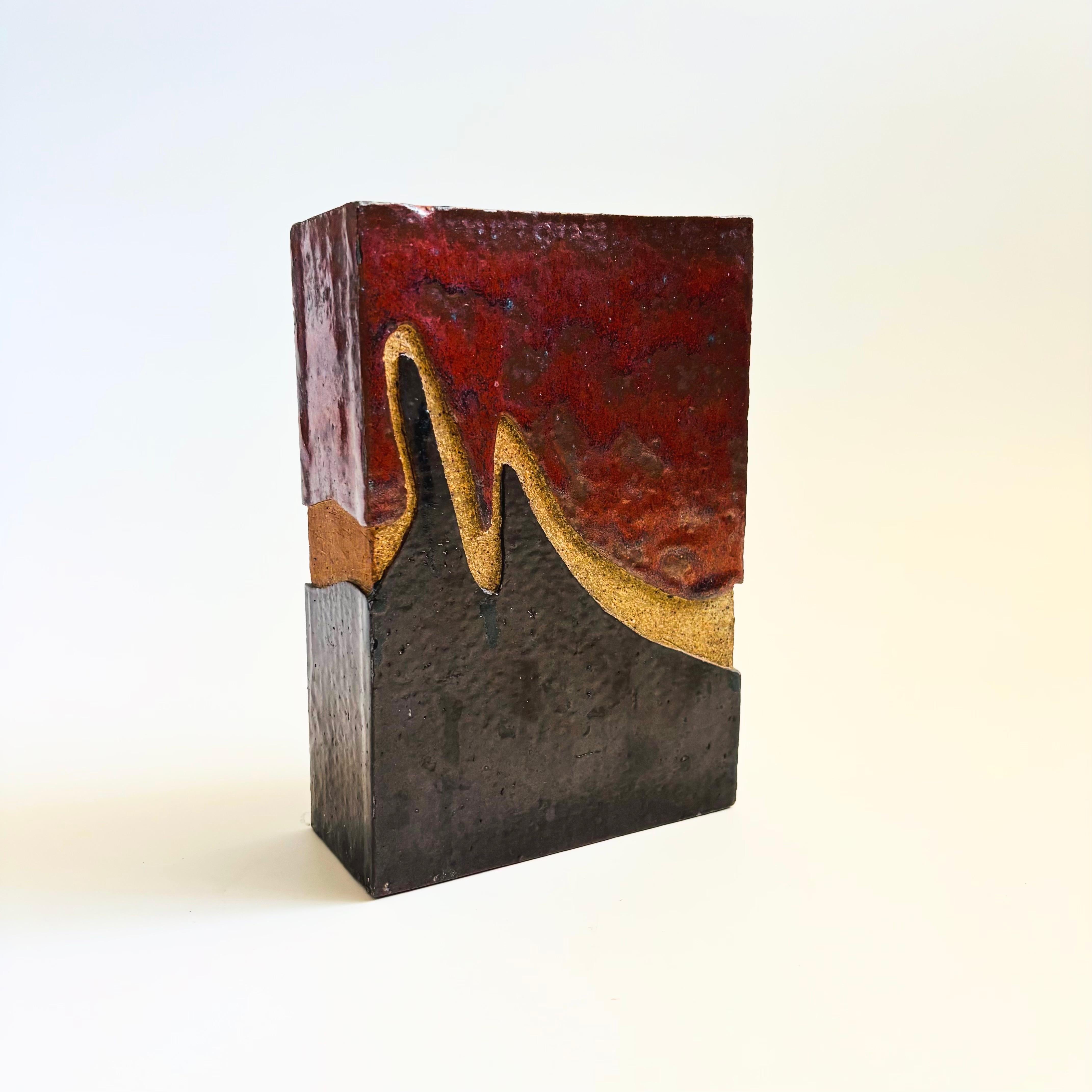 Jarrón rectangular vintage de cerámica artística hecha a mano, firmado por David Schoop. Esmalte de dos tonos, rojo oscuro y marrón, con un diseño de forma libre sin esmaltar alrededor del centro. Fechado el 7/84.

