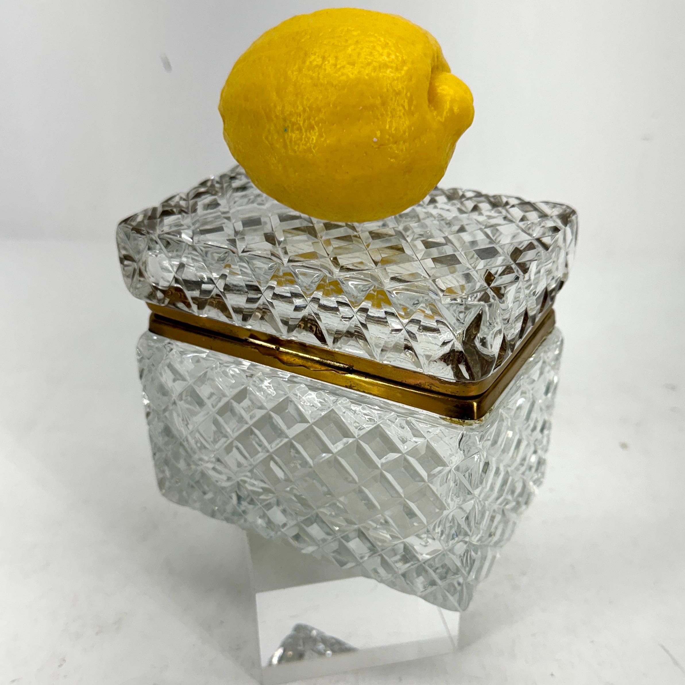 Boîte à couvercle rectangulaire en cristal taillé de style Baccarat avec quincaillerie en laiton en vente 4