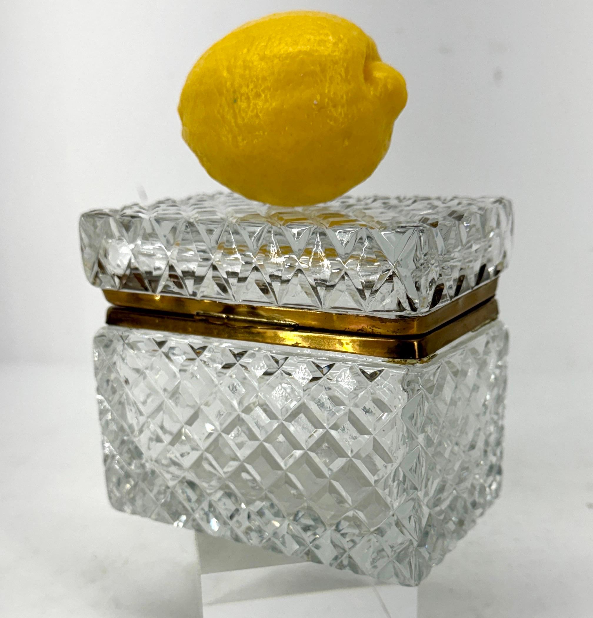 Français Boîte à couvercle rectangulaire en cristal taillé de style Baccarat avec quincaillerie en laiton en vente