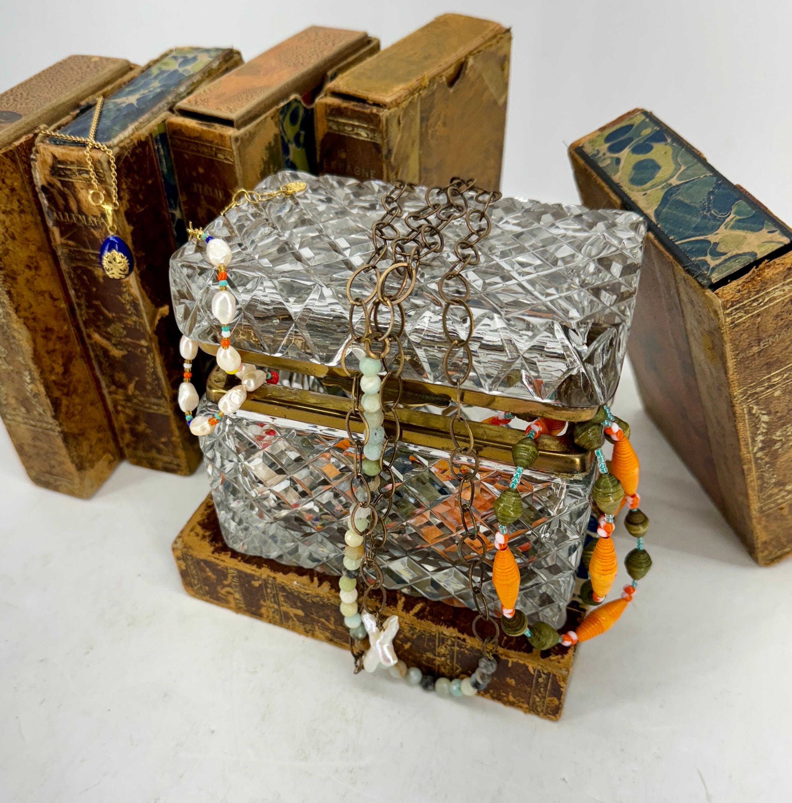 Rechteckige Box aus geschliffenem Baccarat-Kristall mit Deckel und Messingbeschlägen (Handgefertigt) im Angebot