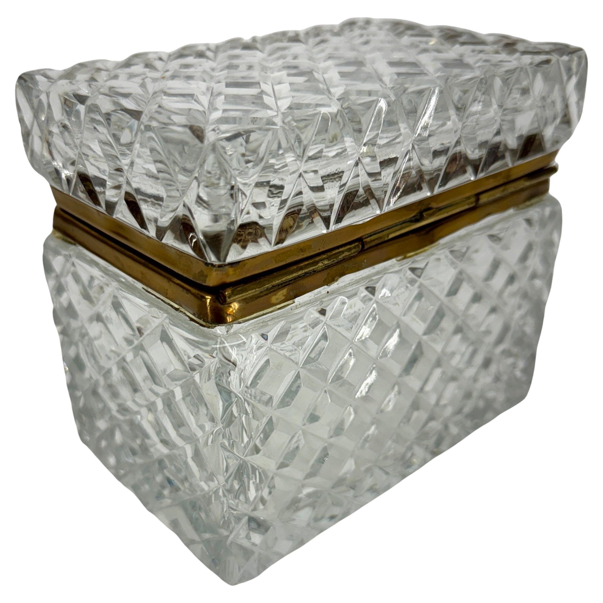 20ième siècle Boîte à couvercle rectangulaire en cristal taillé de style Baccarat avec quincaillerie en laiton en vente