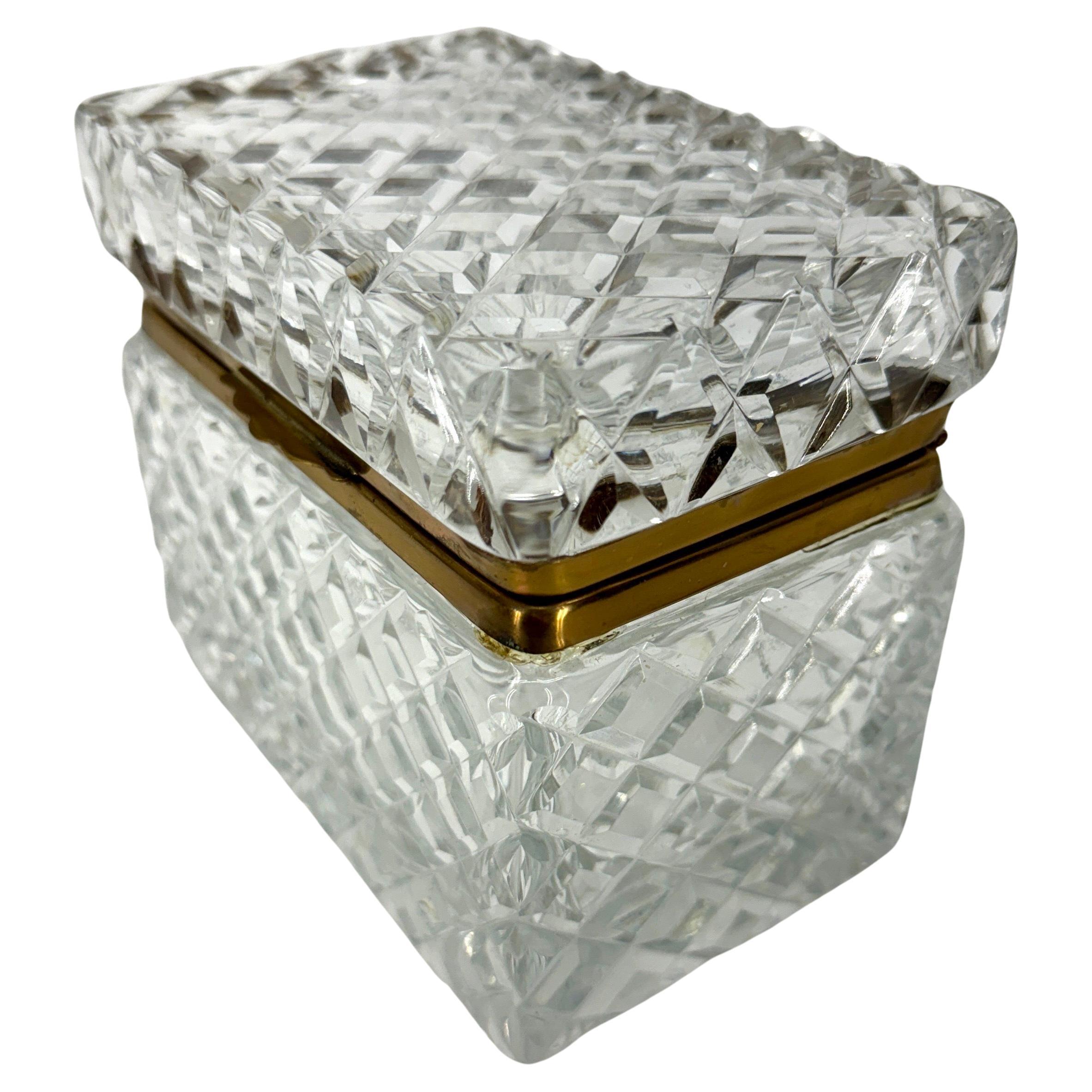 Laiton Boîte à couvercle rectangulaire en cristal taillé de style Baccarat avec quincaillerie en laiton en vente